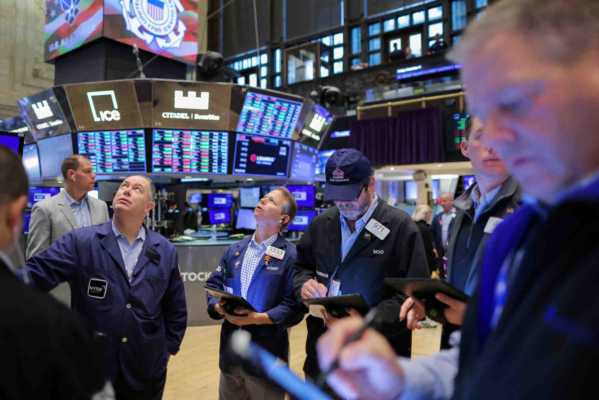 Des traders dans la salle des marches de la bourse de new york (nyse)