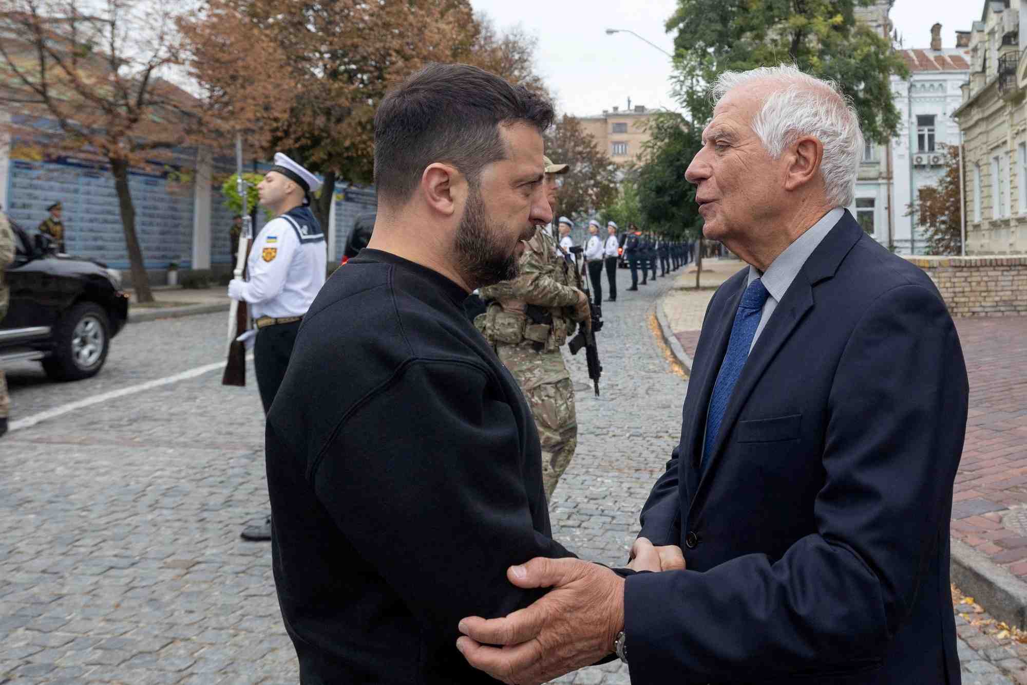 Le president ukrainien volodimir zelensky s'entretient avec le chef de la diplomatie de l'union europeenne josep borrell