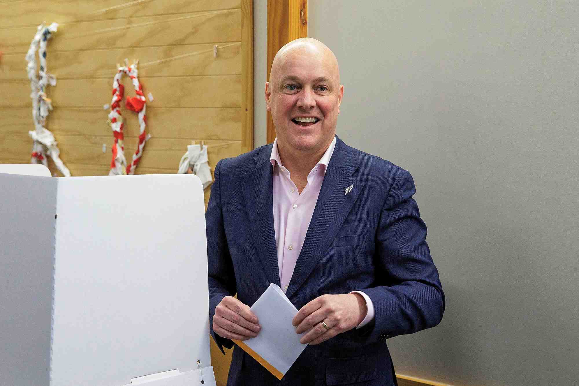 Christopher luxon, chef du parti national neo-zelandais de centre-droit, vote aux elections generales a auckland