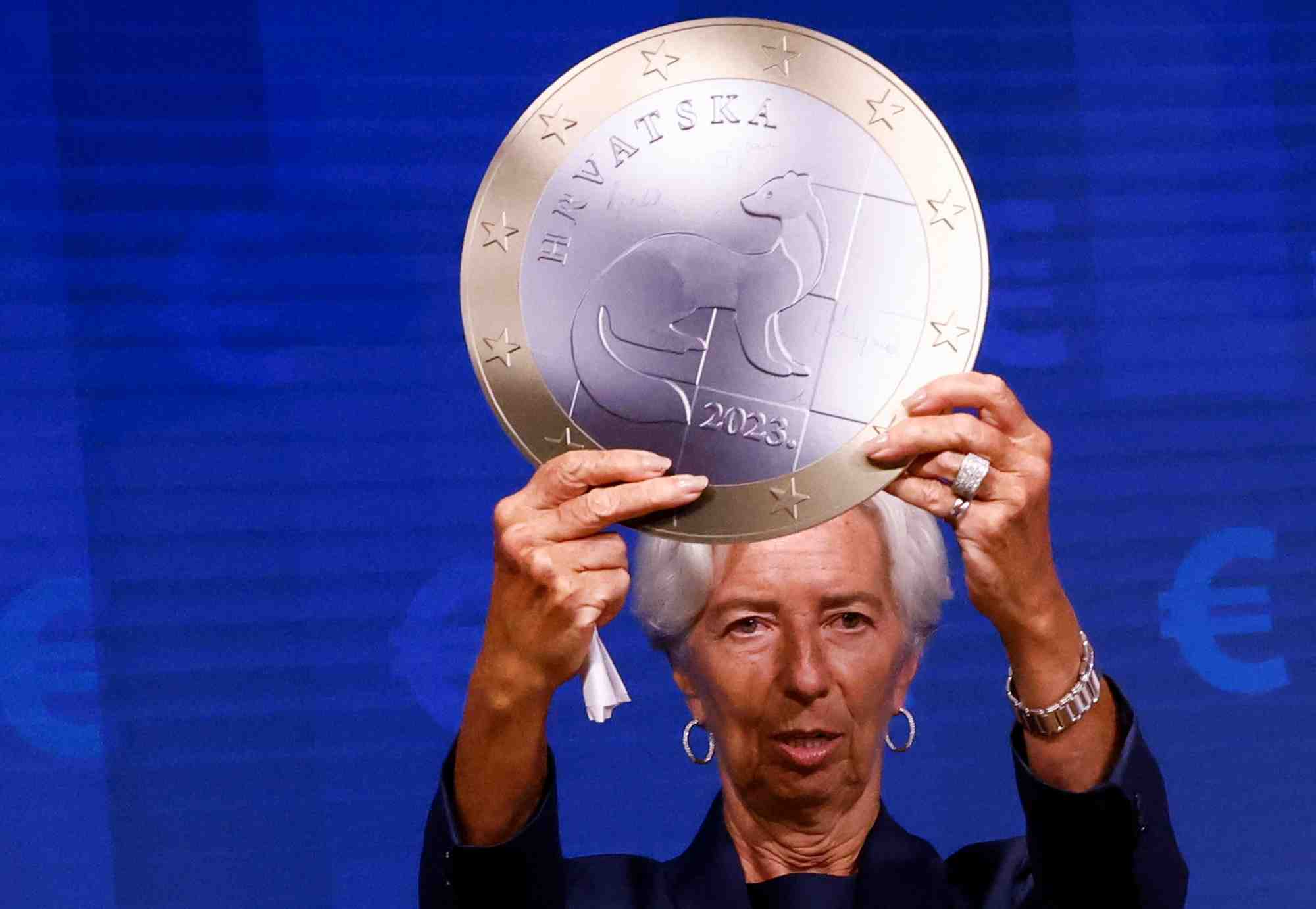 La presidente de la banque centrale europeenne, christine lagarde, pose avec un modele de piece d'euro