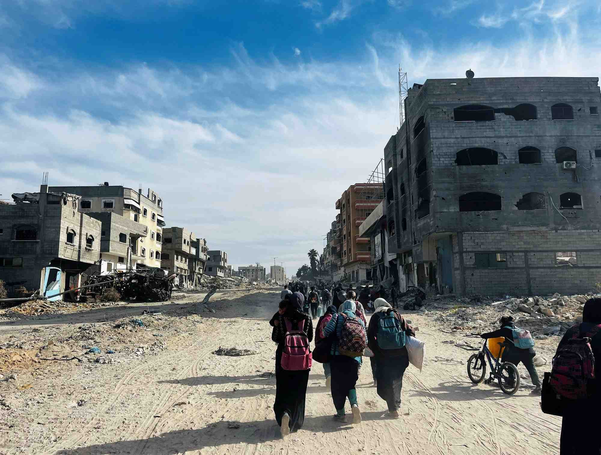 Des palestiniens fuient lors d'une operation militaire israelienne a beit lahiya, dans le nord de la bande de gaza