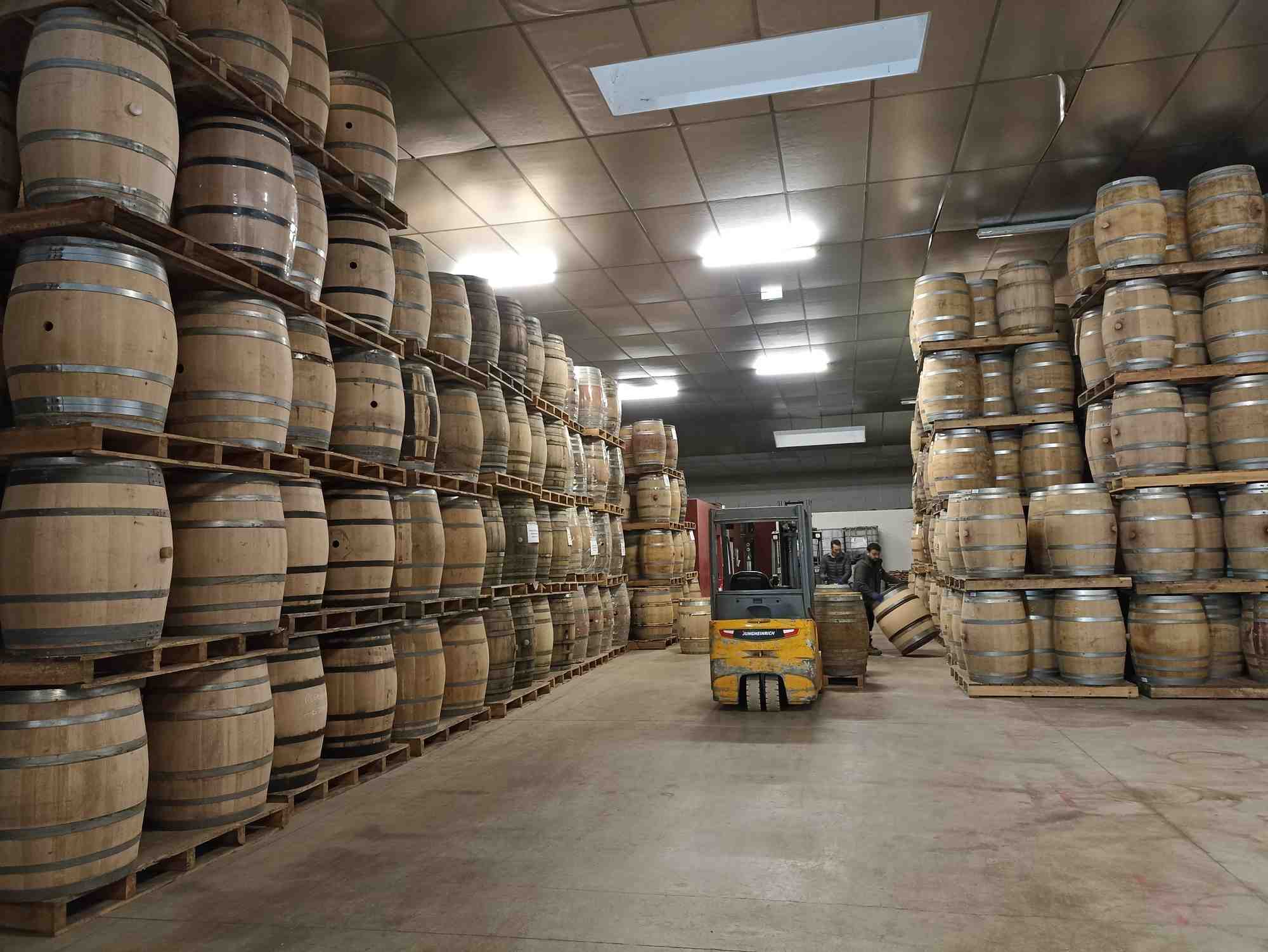 Les barriques prêtes à être livrées chez le client sur le site d'Alter Oak au Bouscat.