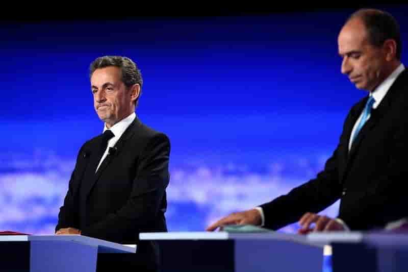 Sarkozy fustige ses rivaux qui l'attaquent sur les affaires
