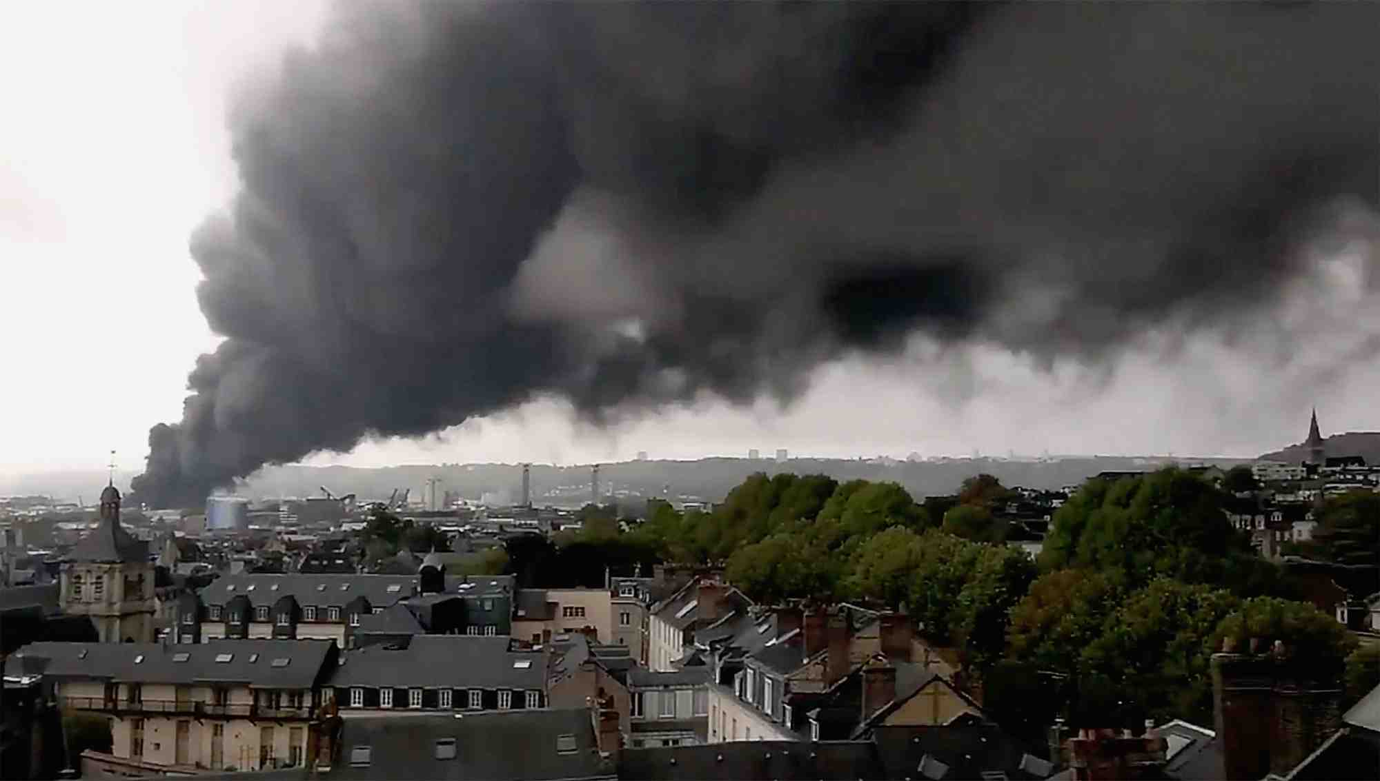 Le spectaculaire incendie de l'usine chimique Lubrizol de Rouen dans la nuit de mercredi à jeudi a provoqué de nombreuses craintes quant à la pollution de l'air et des suies retombées au sol. Dimanche, les autorités des Hauts-de-France ont interdit "à titre conservatoire" la récolte des cultures et des denrées alimentaires d'origine animale "jusqu'à l'obtention de garanties sanitaires sur les productions".
