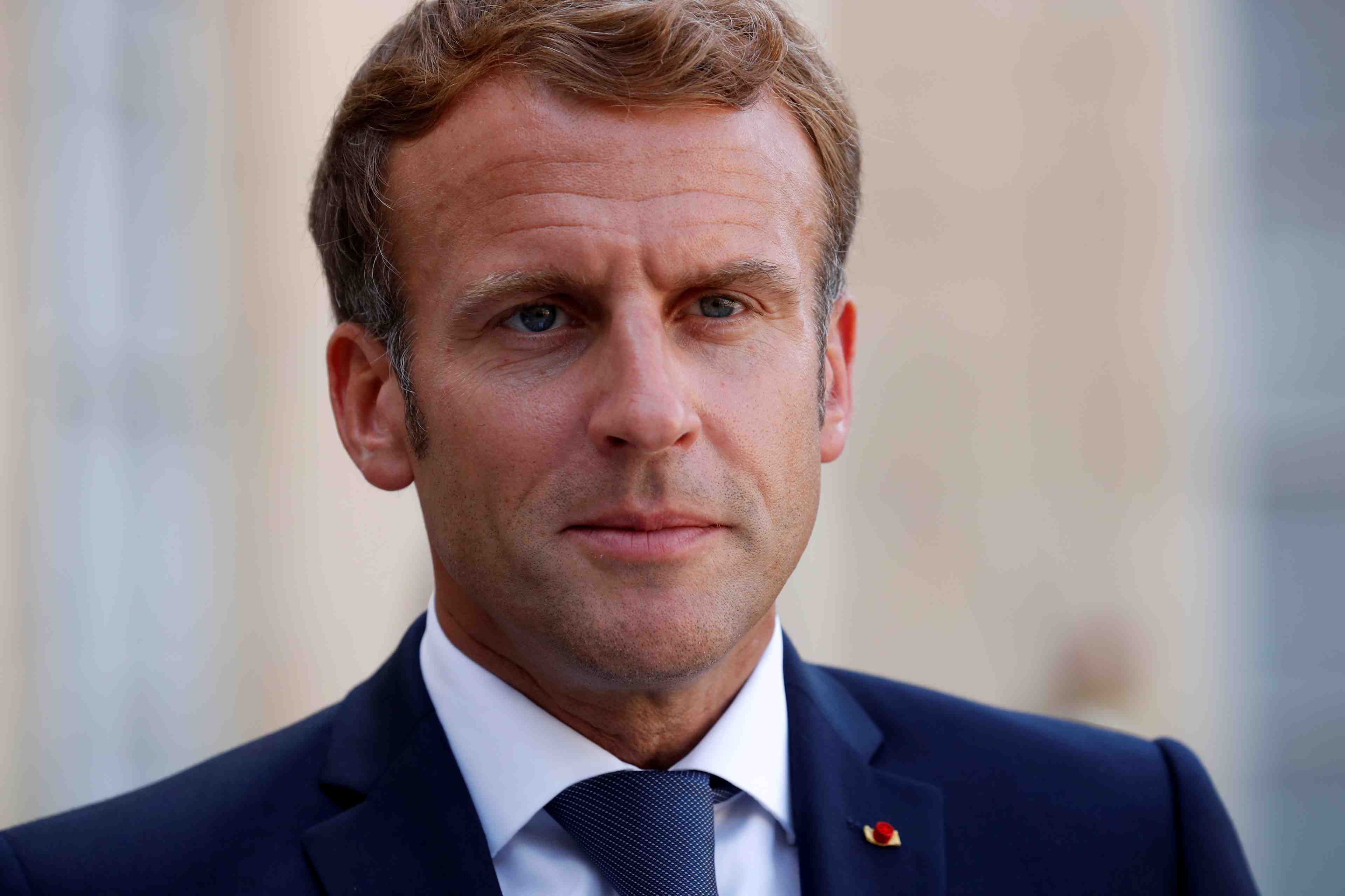 L'equipe de campagne de macron taille en secret ses fleches contre la droite
