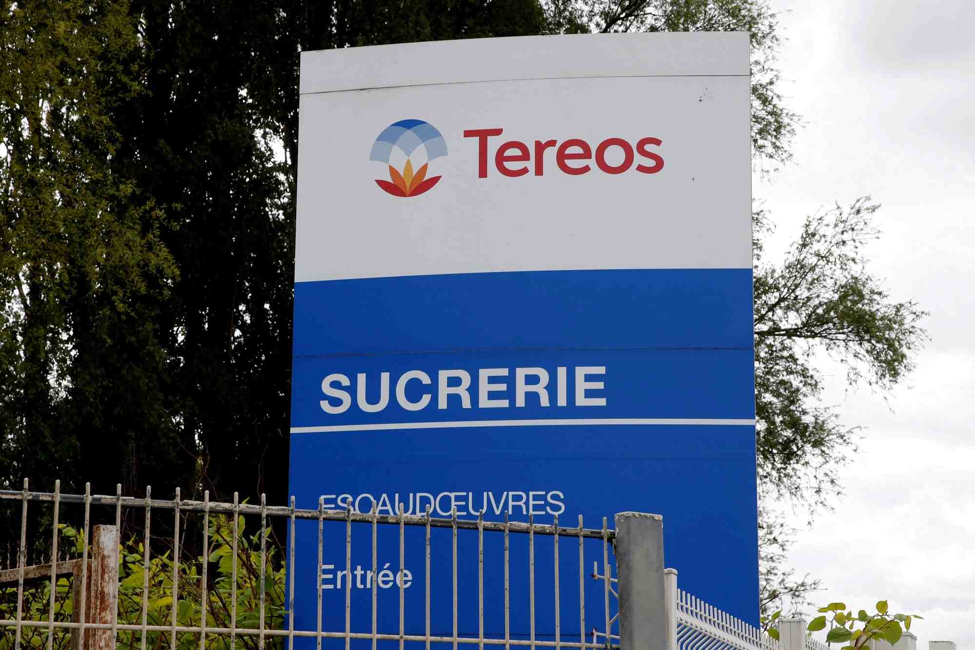 Photo d'archives du logo tereos a l'entree de la sucrerie tereos