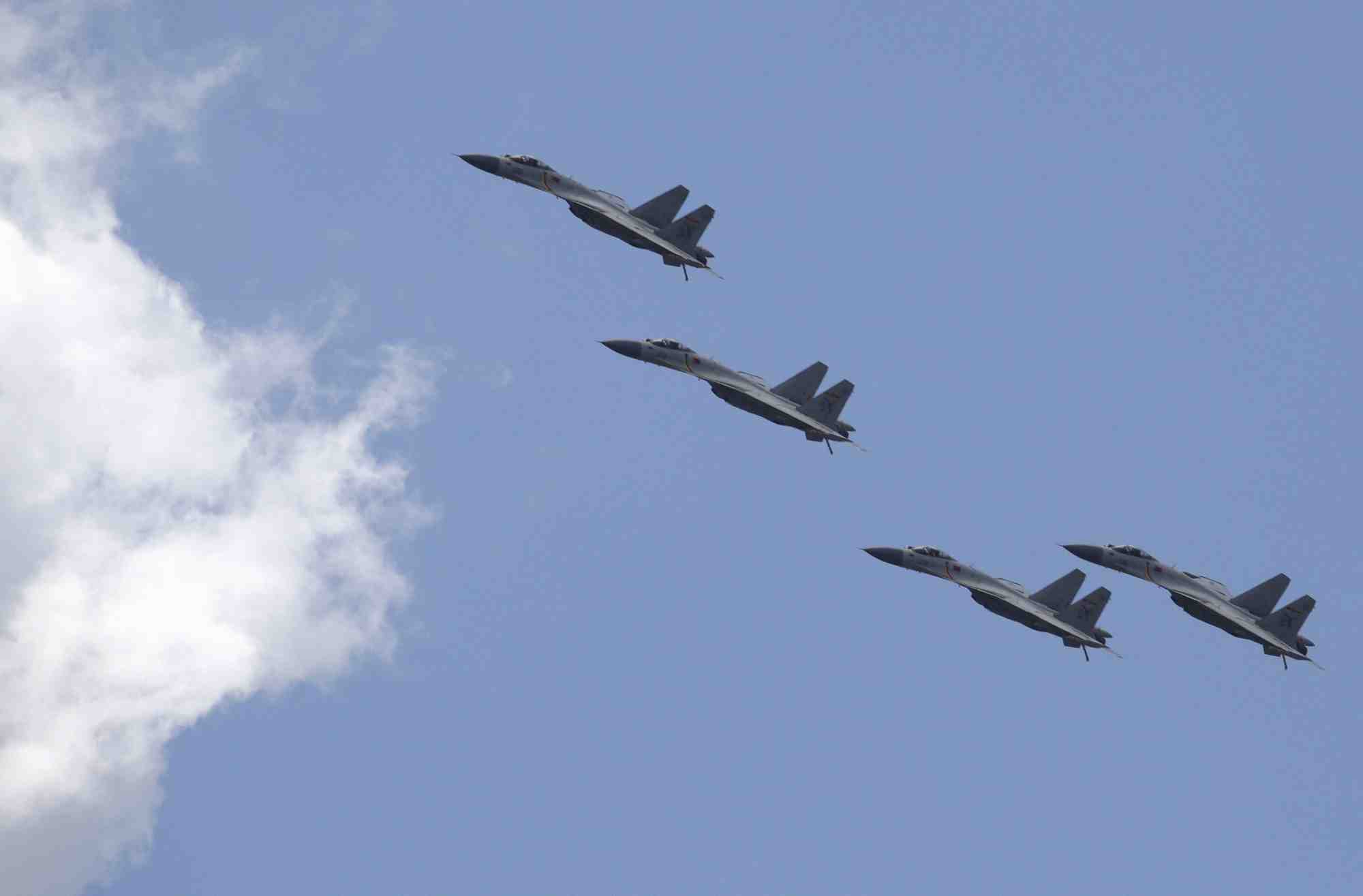 Des avions de chasse j-11b de l'armee de l'air chinoise volent en formation