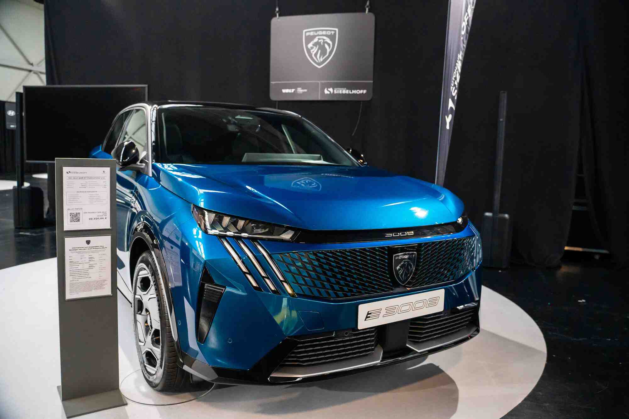 La Plateforme automobile (PFA), qui regroupe constructeurs et équipementiers français, selon qui pour les deux grosses marques de Stellantis il y a « une attente de nouveaux véhicules », a évoqué « le best-seller 3008, chez Peugeot », dont la nouvelle formule vient tout juste d'arriver dans les concessions.