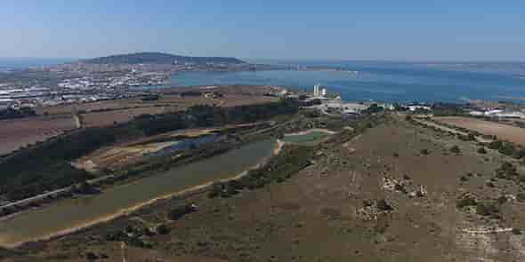 L'ancien site de la cimenterie Lafarge, au bord de l'étang de Thau, bientôt reconverti en site à vocation sport, loisirs et développement économique