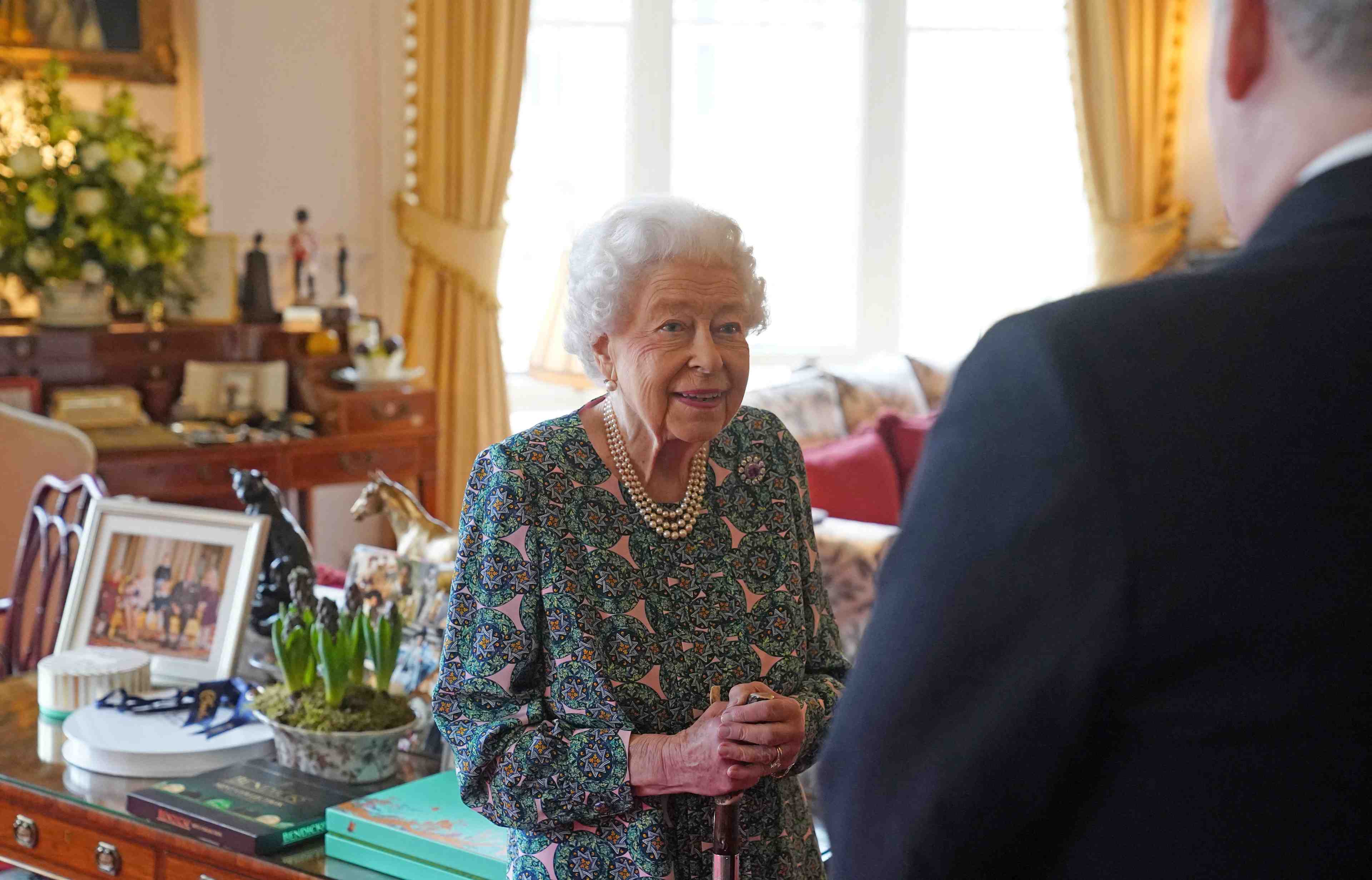 La reine d'angleterre testee positive au covid-19, annonce buckingham palace
