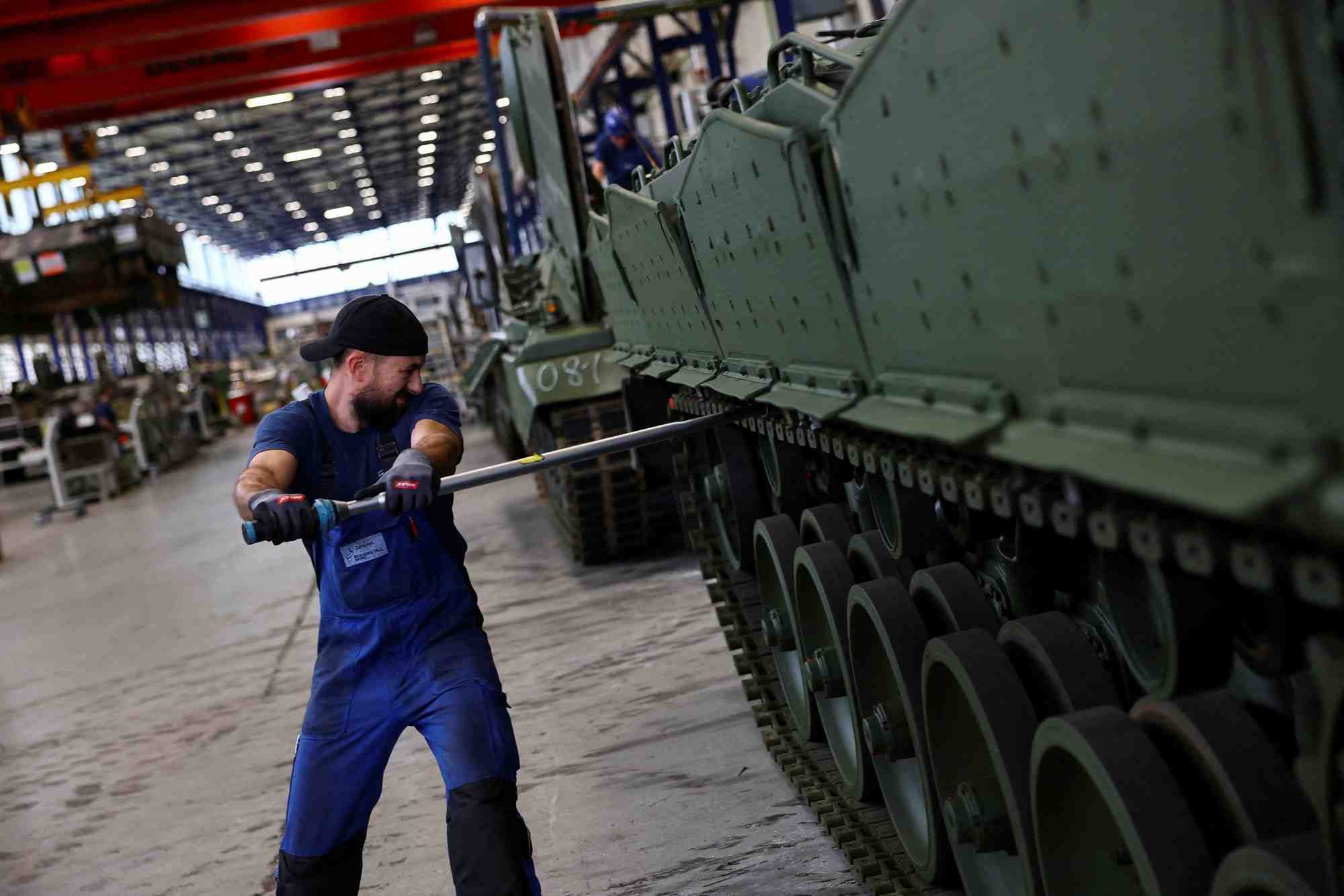 Un homme travaille dans une usine a kassel, en allemagne
