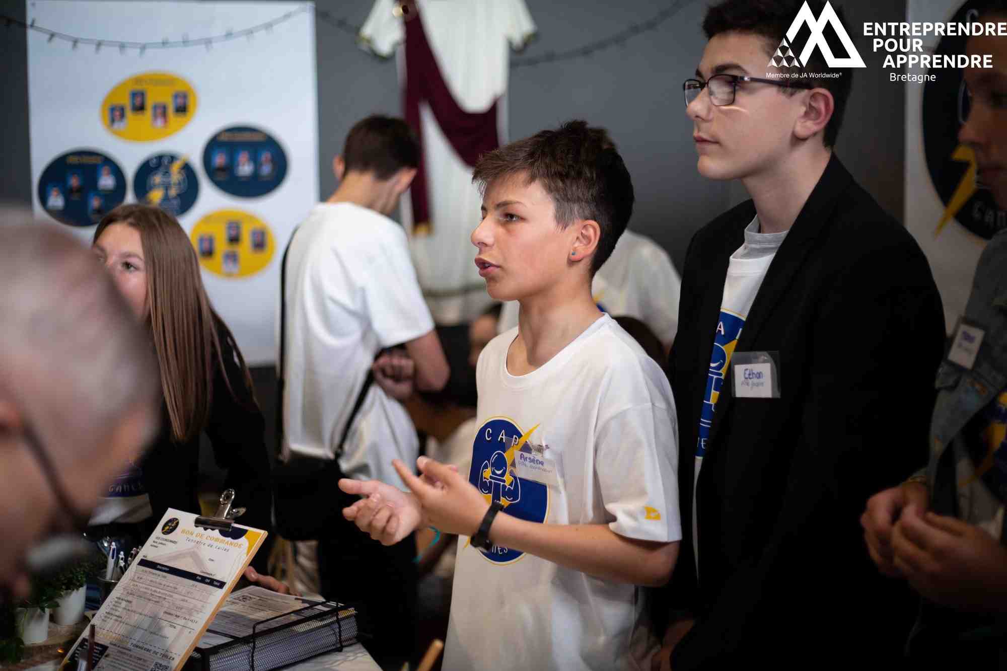 L'exercice est motivant pour les élèves et l'association Entreprendre pour Apprendre Bretagne veut en faire un levier pour lutter contre le décrochage scolaire. Arsène, du pôle coordination de projet, et Ethan, du pôle finance, font partie du groupe de mini-entrepreneurs d'un collège morbihannais. Leur petite entreprise Cap Games démarre la commercialisation de Tonnerre de Tuiles, un jeu de société sélectionné au prochain Festival International du jeu de société de Cannes.