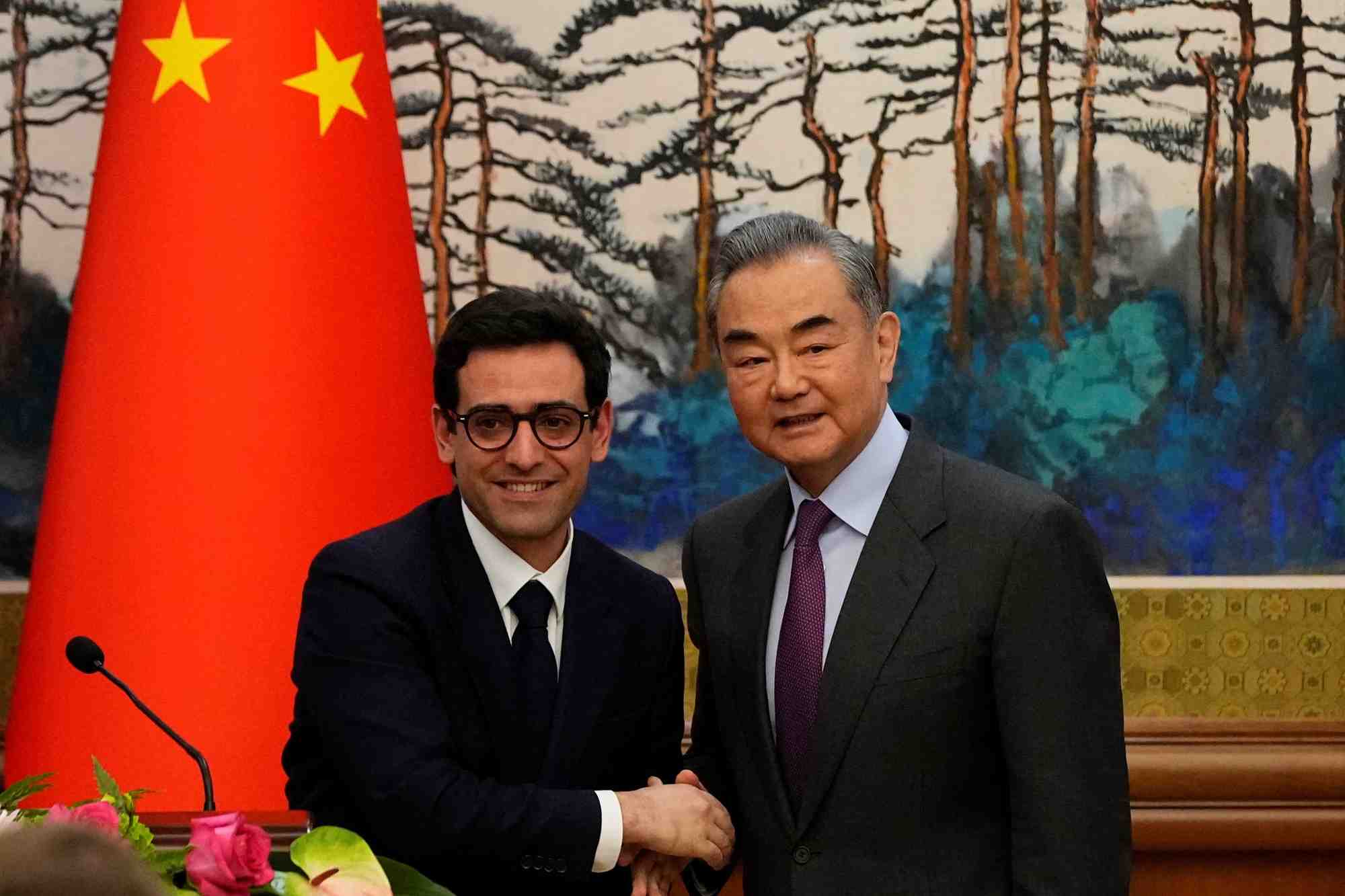 Le ministre chinois des affaires etrangeres, wang yi, et son homologue francais,stephane sejourne, apres une conference de presse conjointe a la maison d'hotes de l'etat de diaoyutai a pekin