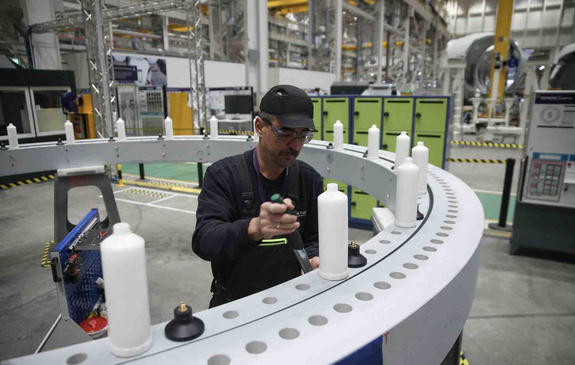 Photo d'un ouvrier qui assemble une eolienne a l'usine siemens gamesa