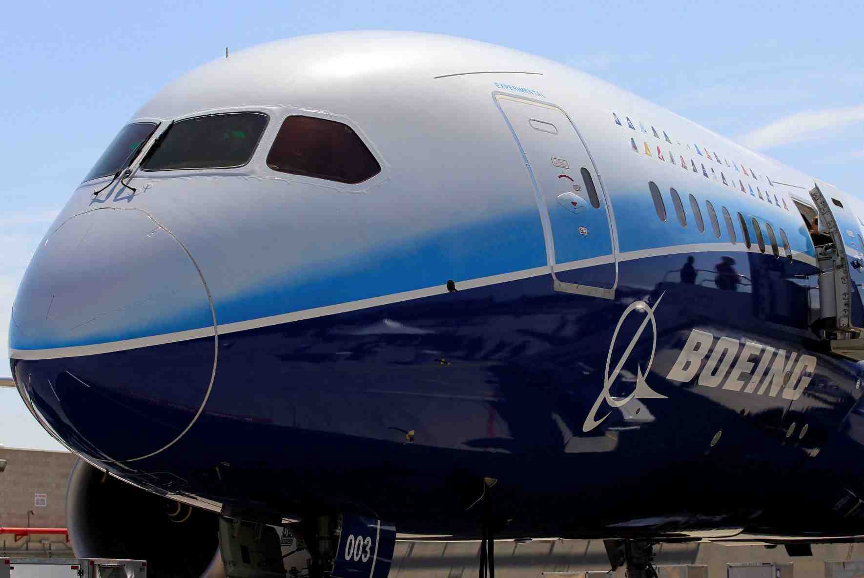 Un ingénieur de Boeing, Sam Salehpour, assure que le 787 Dreamliner contient des écarts bien supérieurs aux normes entre les pièces, ce qui pourrait « à terme provoquer une défaillance prématurée par usure sans aucun avertissement ».