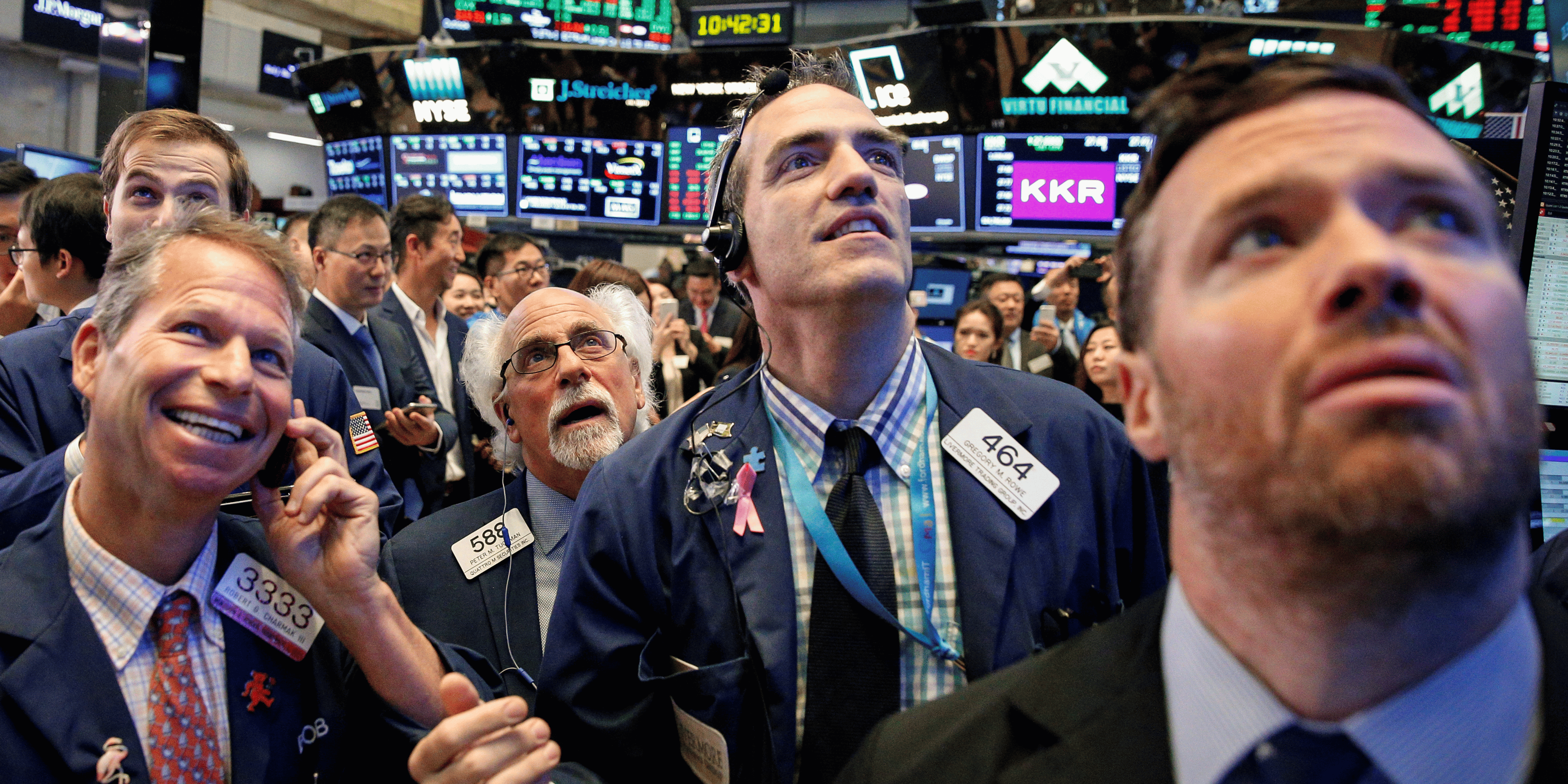 Des traders travaillent a la bourse de new york