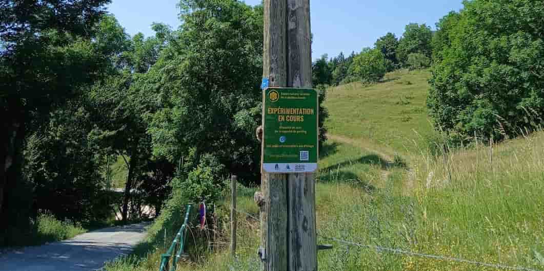 L'affichage de deux QR codes sur la route d'accès au parking des Egauds, dans le Vercors, se pose comme une alternative aux quotas ou aux barrages filtrants, pour garantir un meilleur partage de l'espace public.