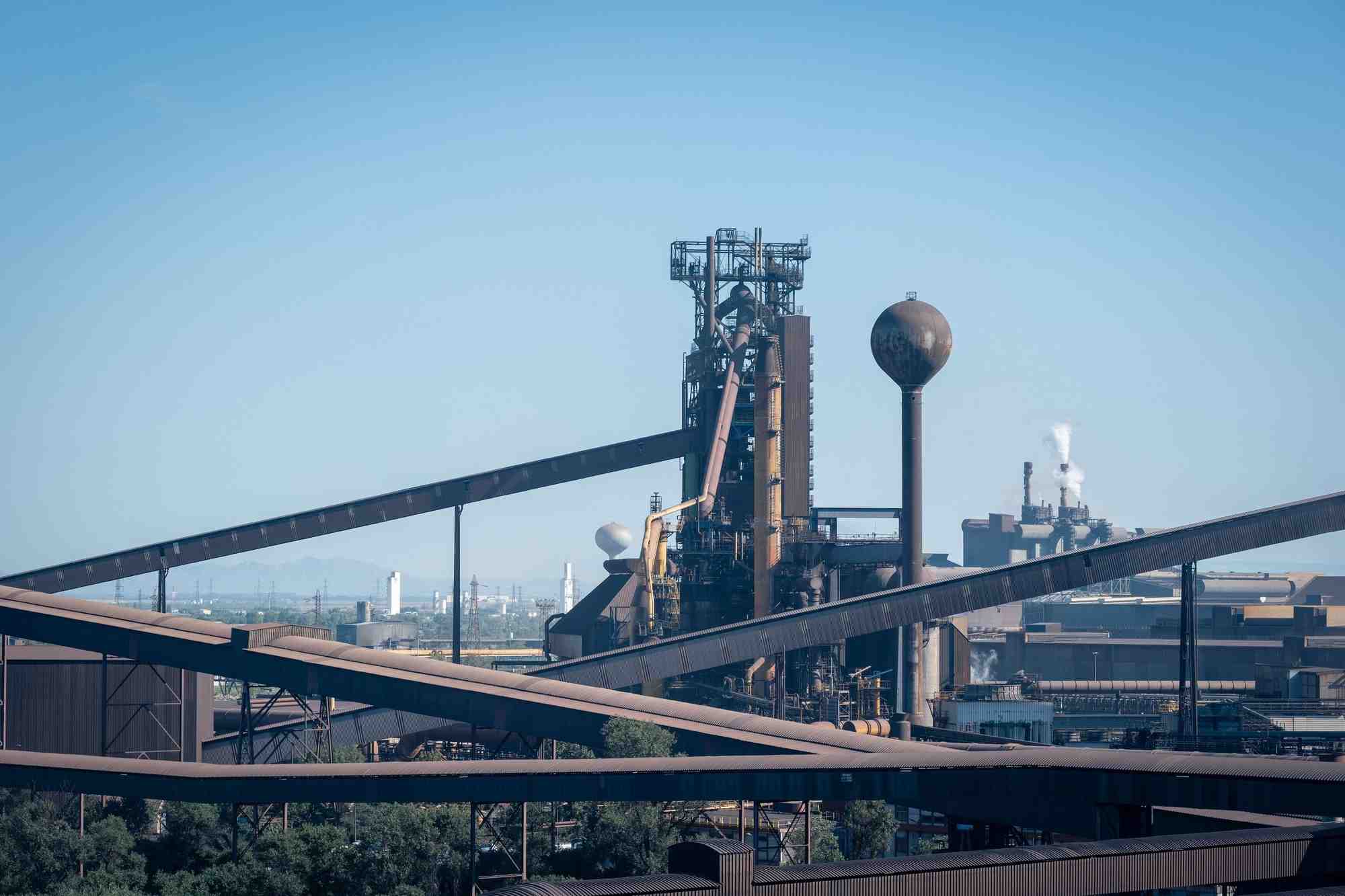 ArcelorMittal entame des travaux de consolidation à Fos pour l'un des ses haut-fourneaux tandis que la hausse de la taxation américaine inquiète.