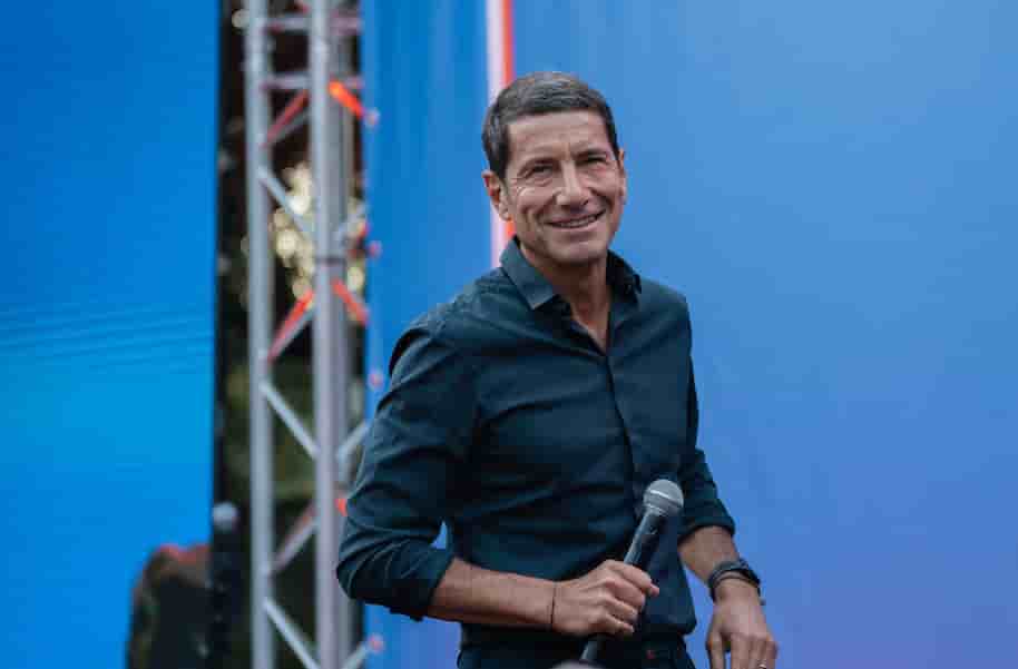 David Lisnard dit ne pas faire confiance à François Bayrou pour redresser le pays et appelle à un Etat Performance pour remplacer l'État Providence, à bout de souffle.