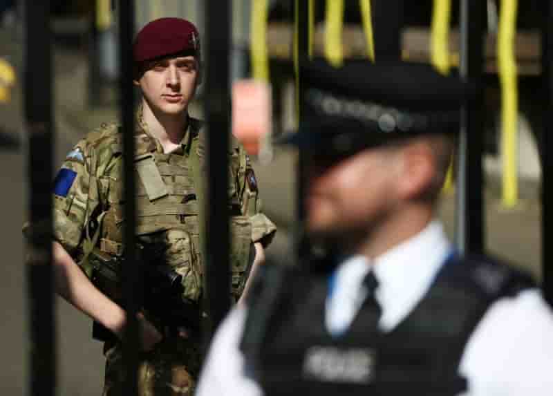 Intervention de l'armee et de la police a trafford en angleterre