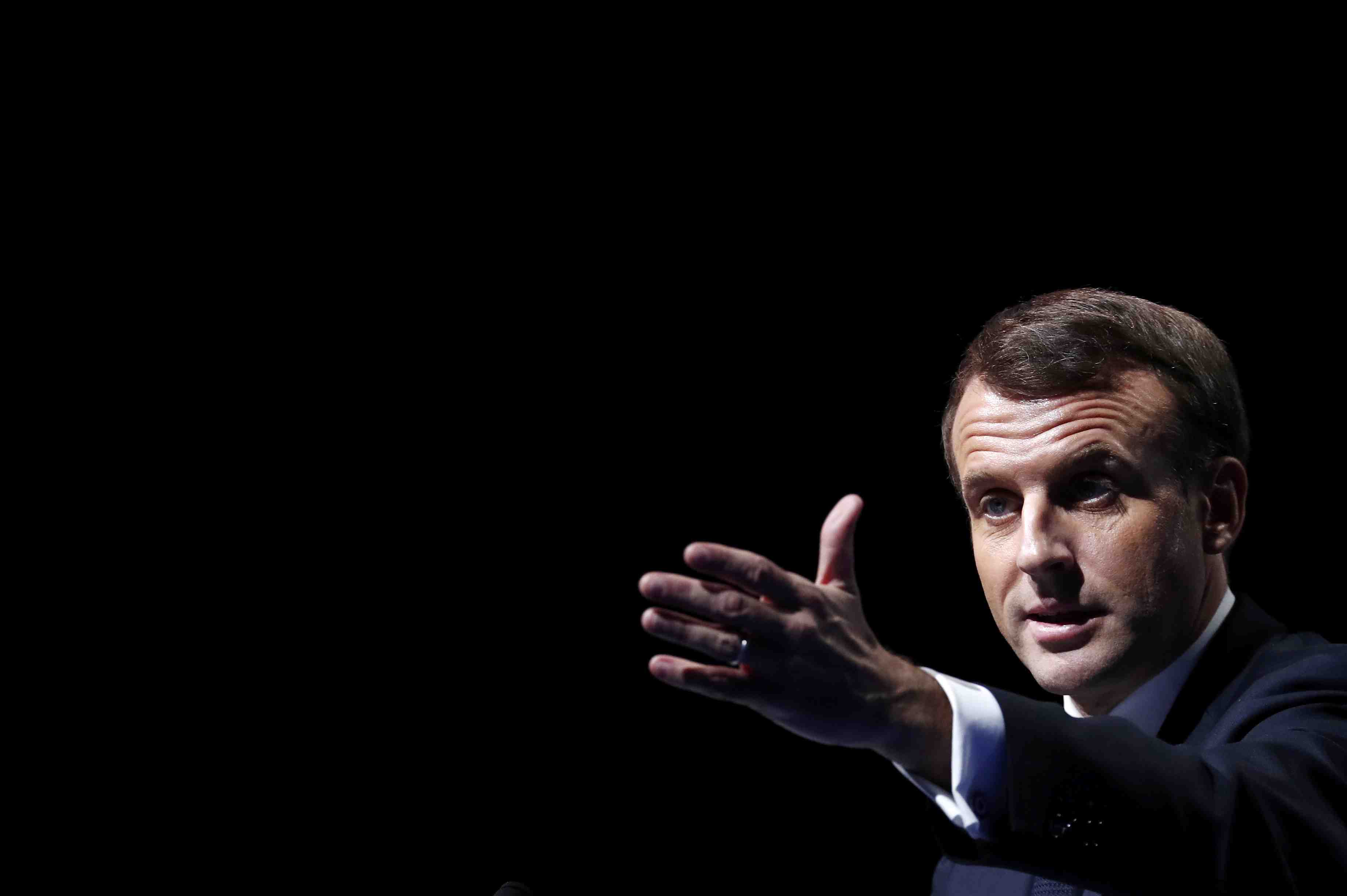 Macron oppose a l'interdiction des listes communautaires