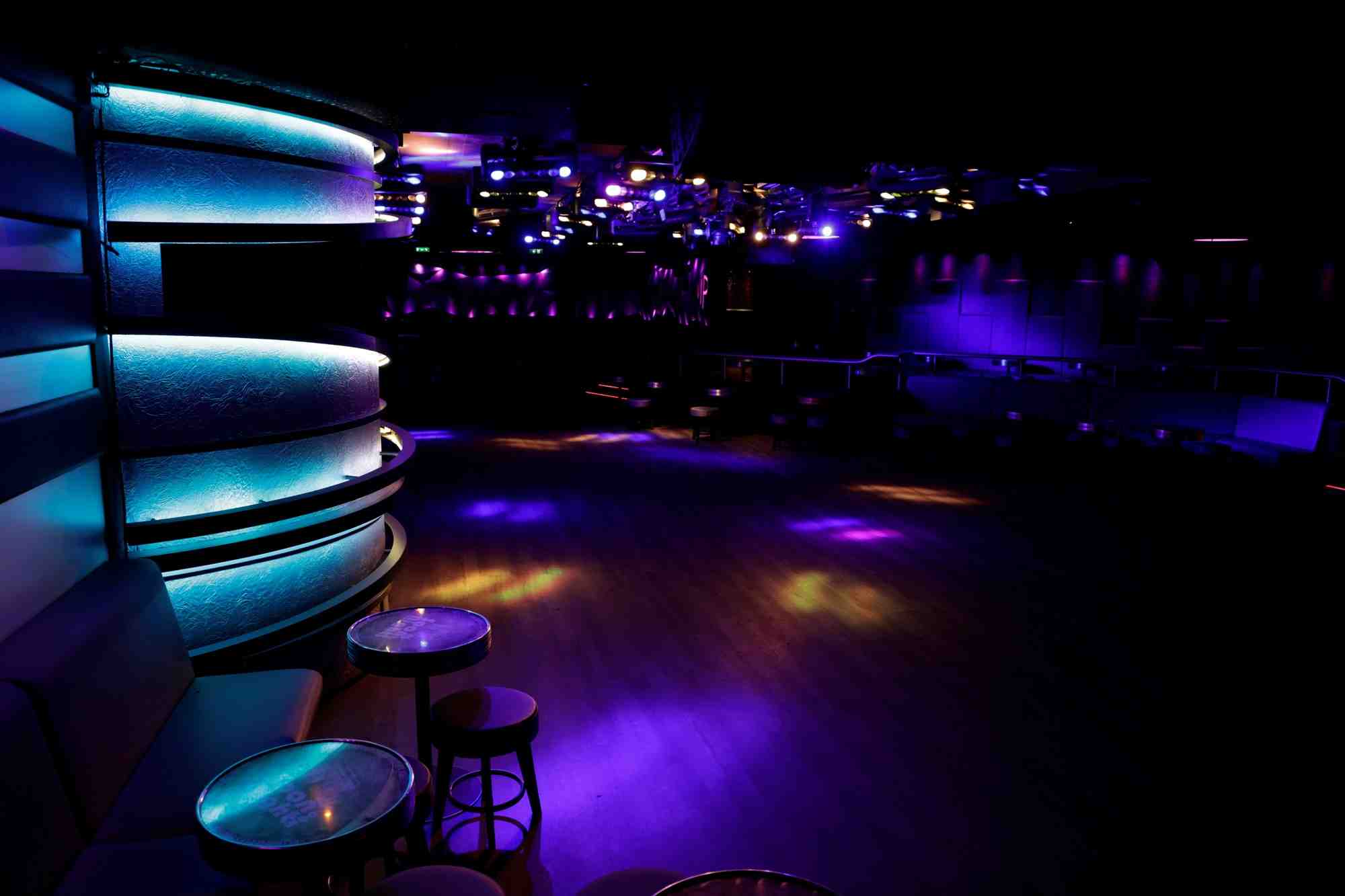 Une minorite de discotheques depoussierent leurs platines a l'approche de la reouverture