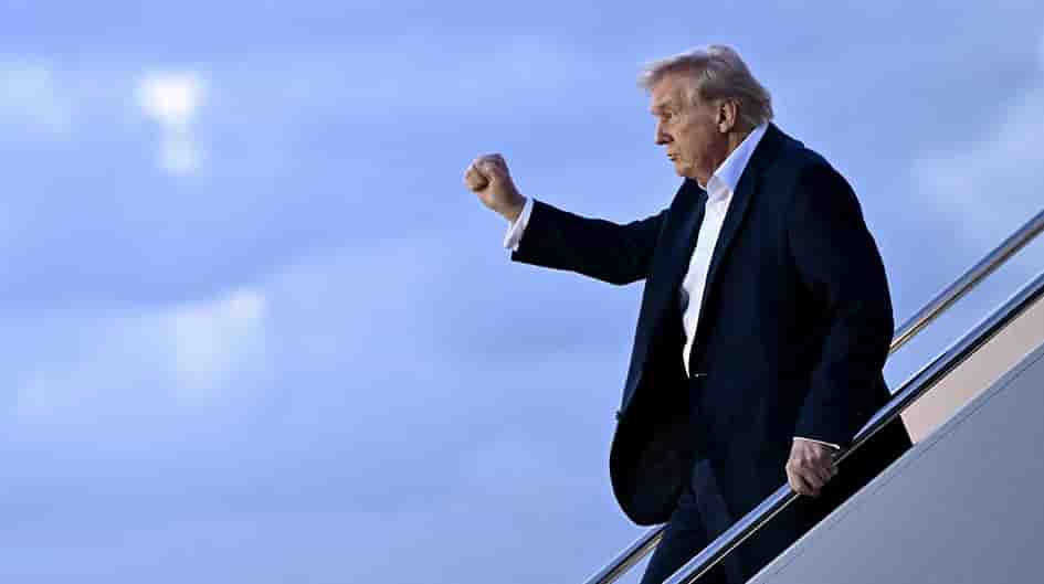 Le président américain à sa descente d’Air Force One, à son arrivée à Palm Beach, vendredi 11 avril 2025.