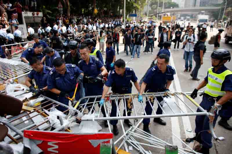 La police de Hong Kong démonte des barricades