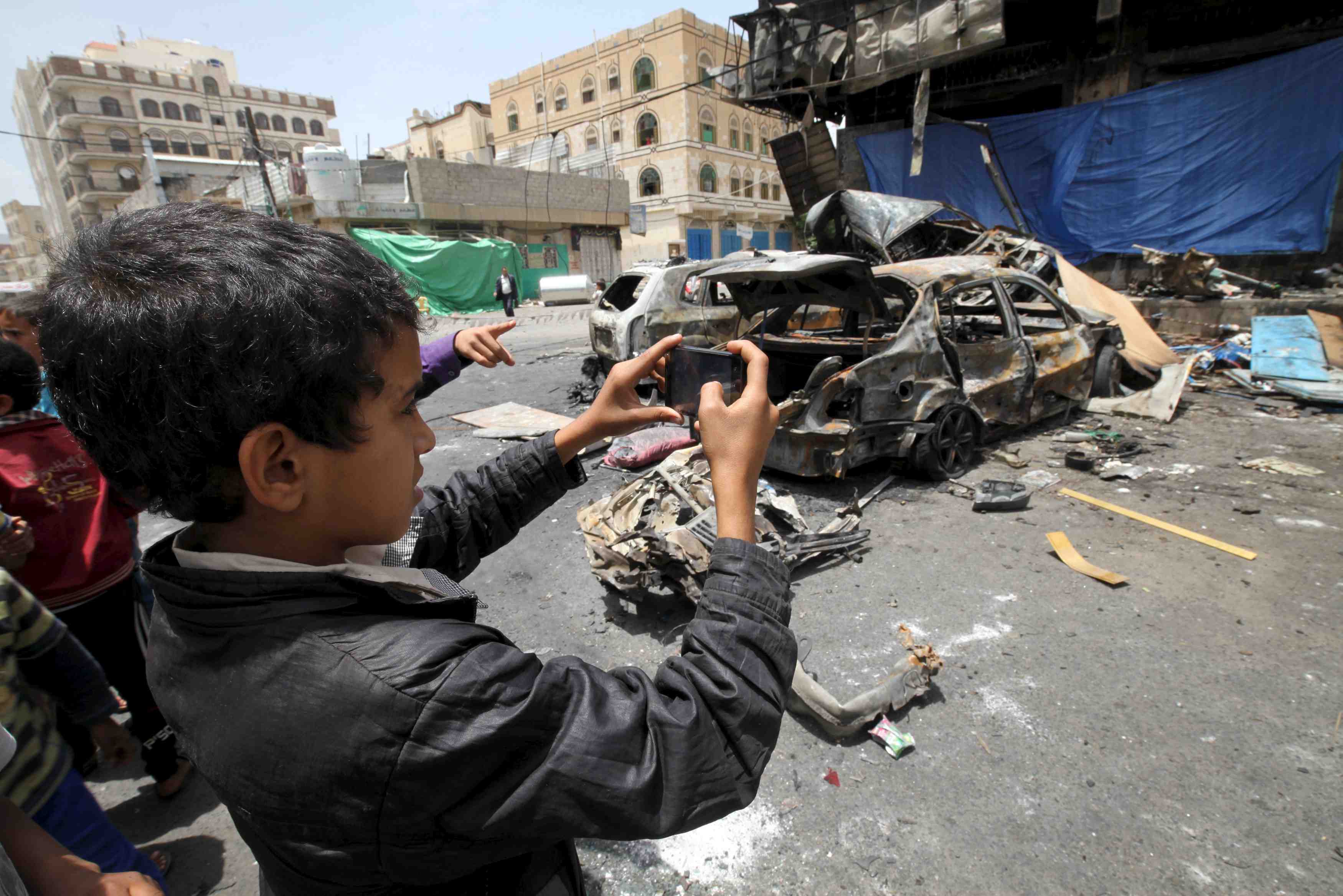 Raids aeriens au yemen et poursuite des discussions a geneve