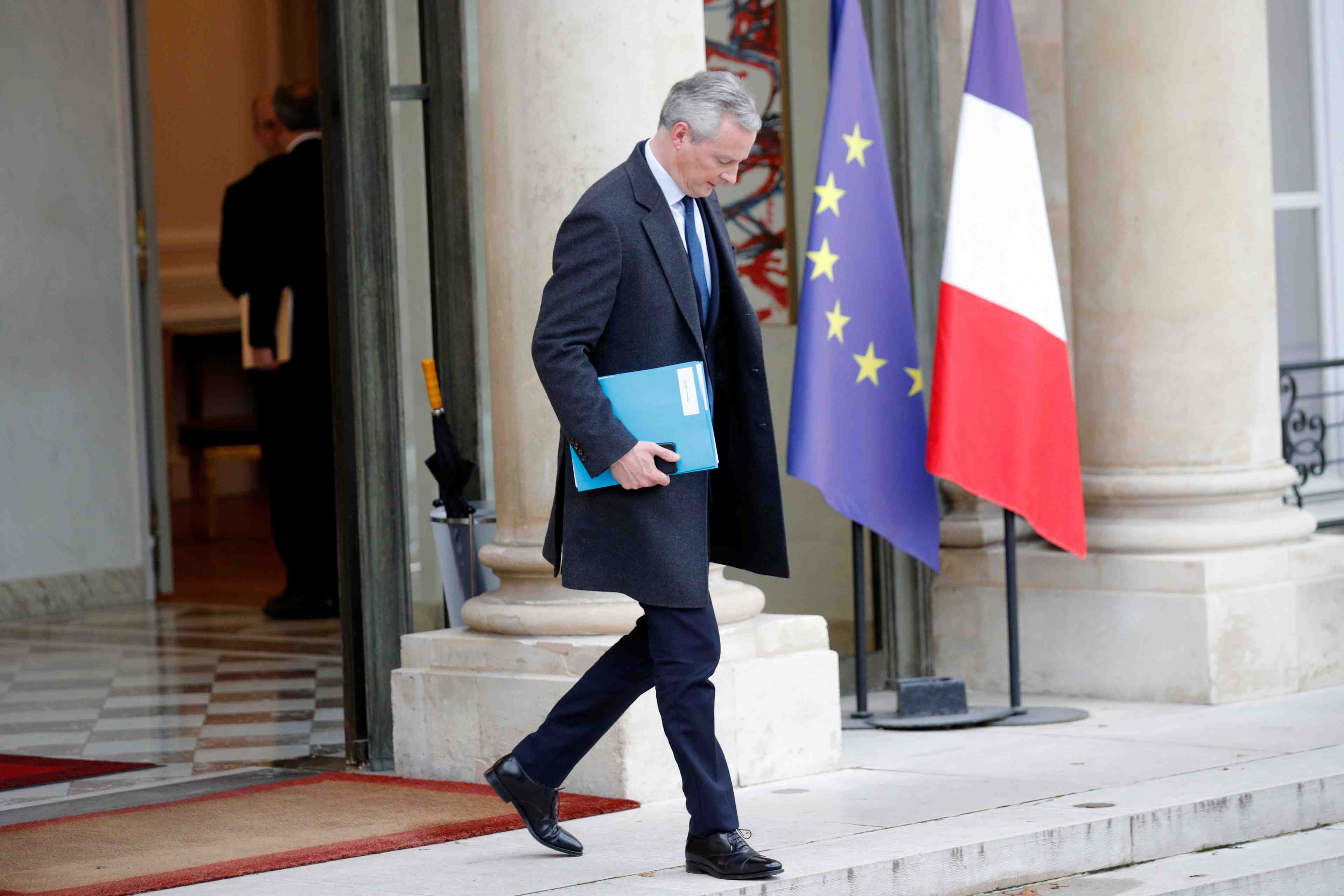 France: contribution des entreprises envisagee pour limiter le deficit
