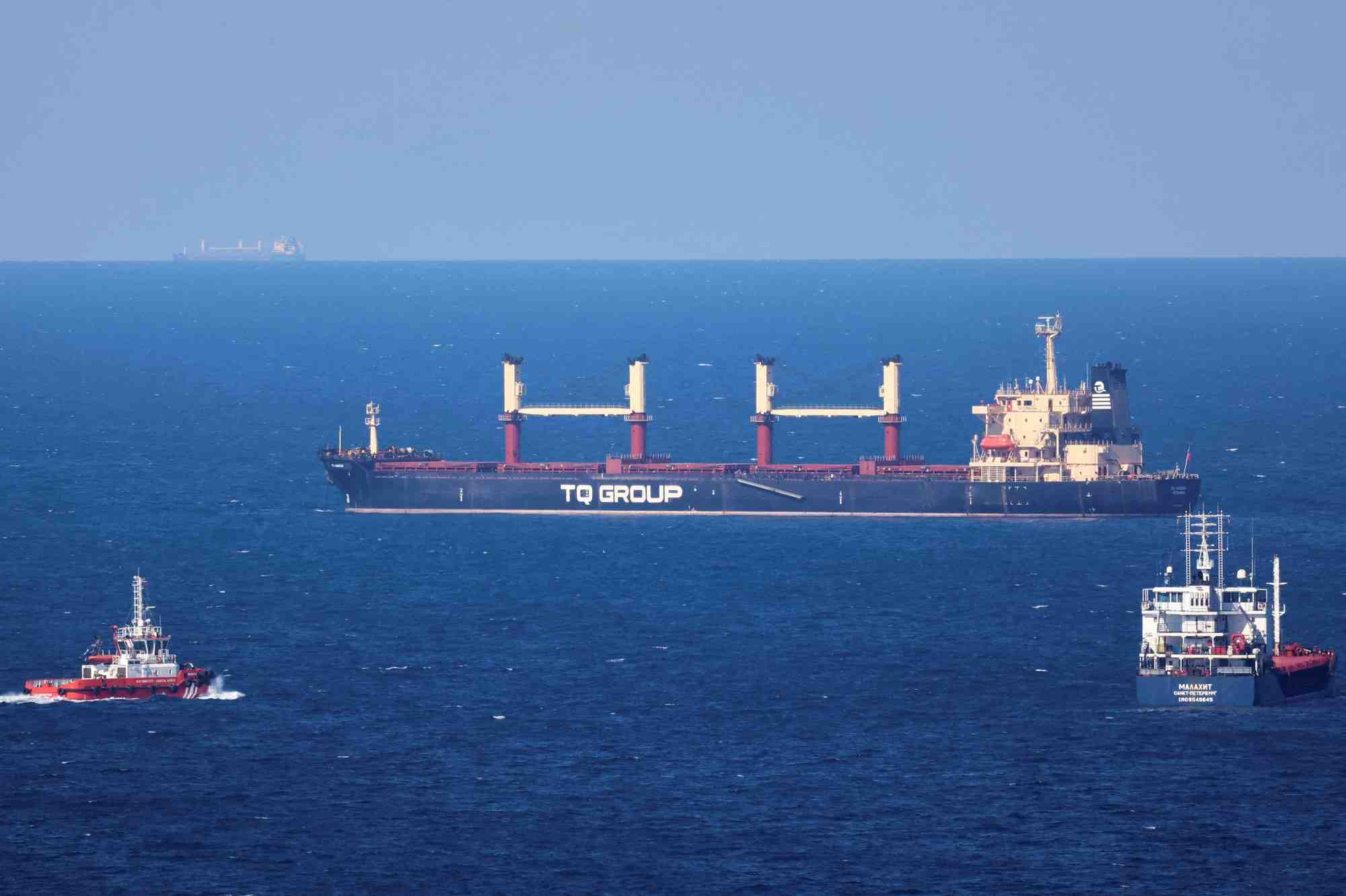 Photo d'archives: le vraquier battant pavillon turc tq samsun, transportant du grain dans le cadre de l'initiative cerealiere de la mer noire des nations unies, navigue dans la mer noire au nord du detroit du bosphore au large d'istanbul, en turquie
