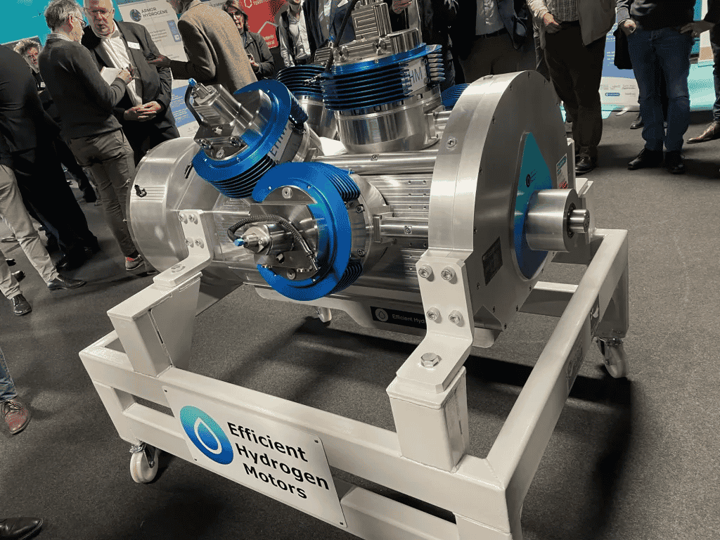 L'entreprise bretonne EHM vient d'officialiser plusieurs nouveaux contrats pour l'intégration en rétrofit de son moteur à combustion hydrogène comprimé et à haut rendement (55%). D'ici à la fin 2023, ce moteur de 265 KW (360 chevaux) va notamment être monté sur un autocar appartenant à Transdev en remplacement d'un moteur thermique au gasoil. En Bretagne, une cinquantaine de projets liés à l'hydrogène sont en développement, y compris dans le domaine de l'auto-consommation en maison individuelle.