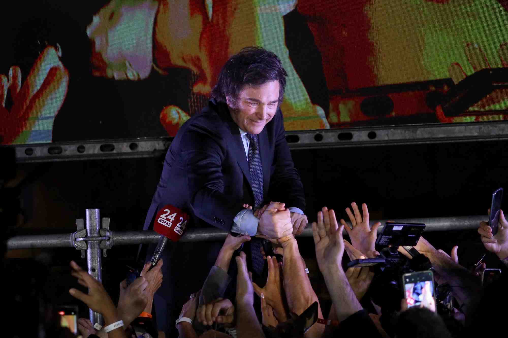 Le president elu argentin javier milei salue ses partisans apres avoir remporte le second tour de l'election presidentielle en argentine