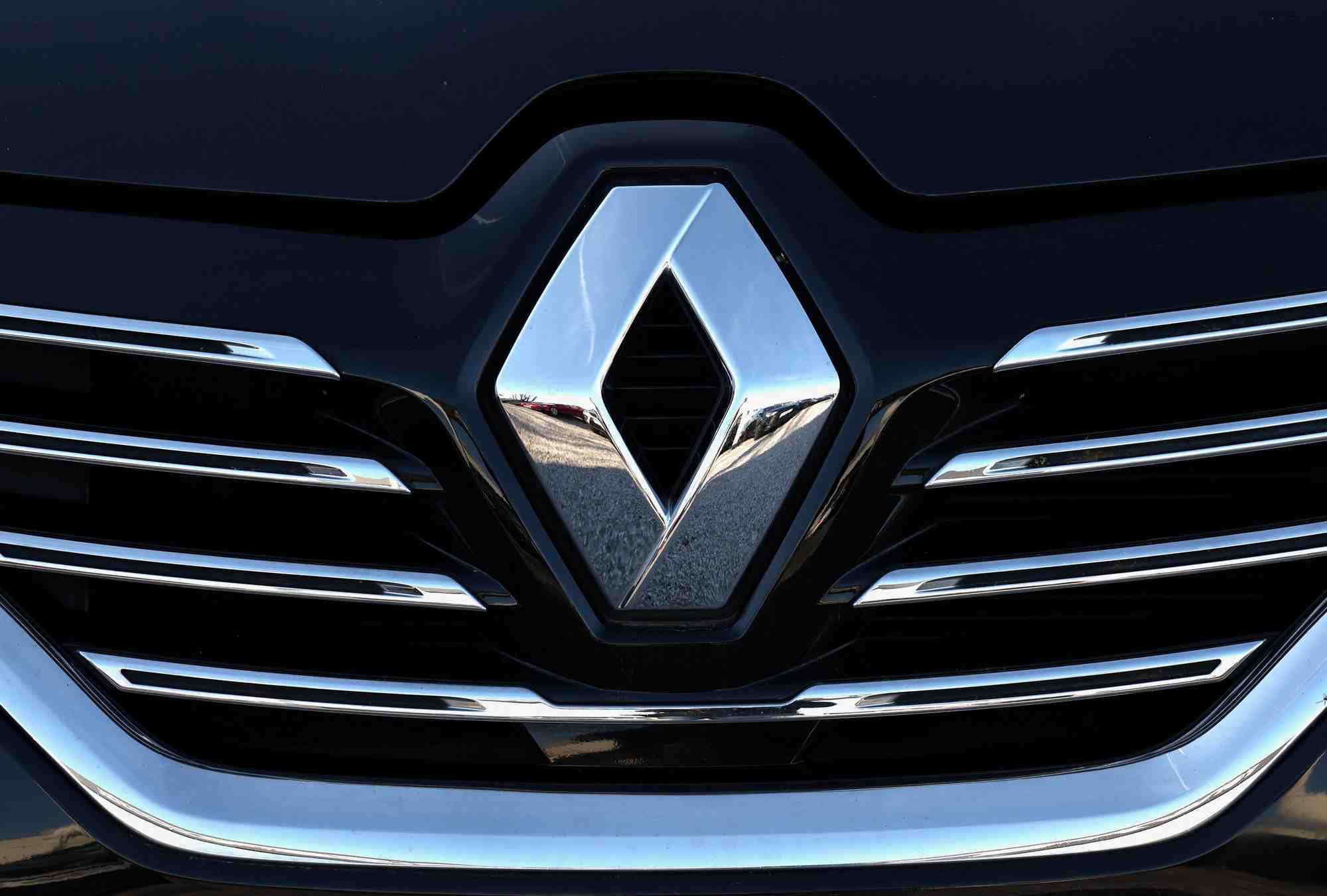 Le logo de renault sur un vehicule de la marque