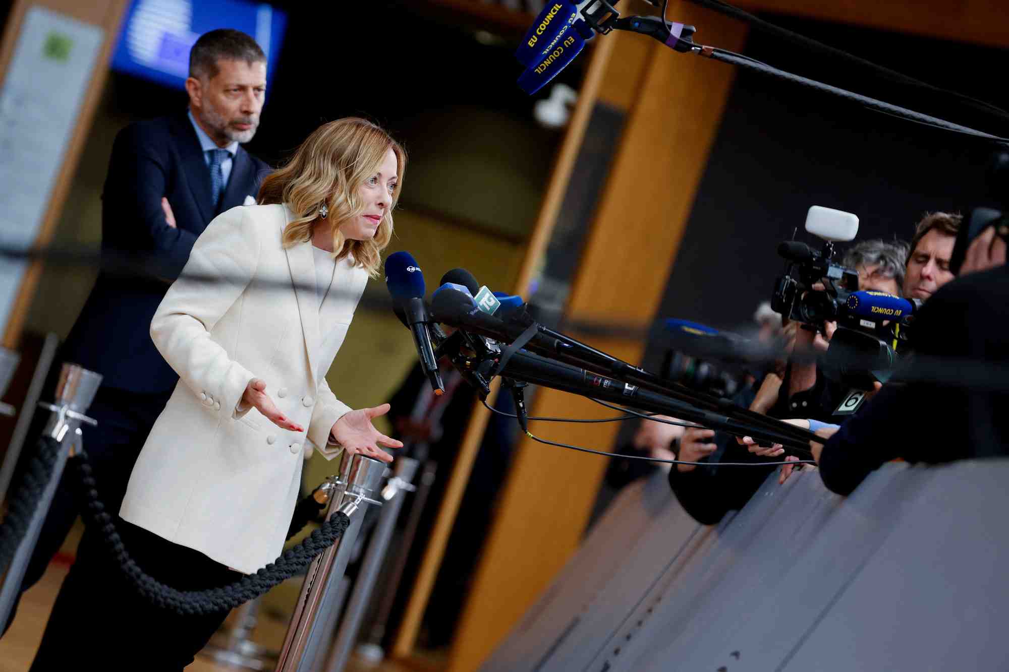 La premiere ministre italienne giorgia meloni s'adresse aux medias