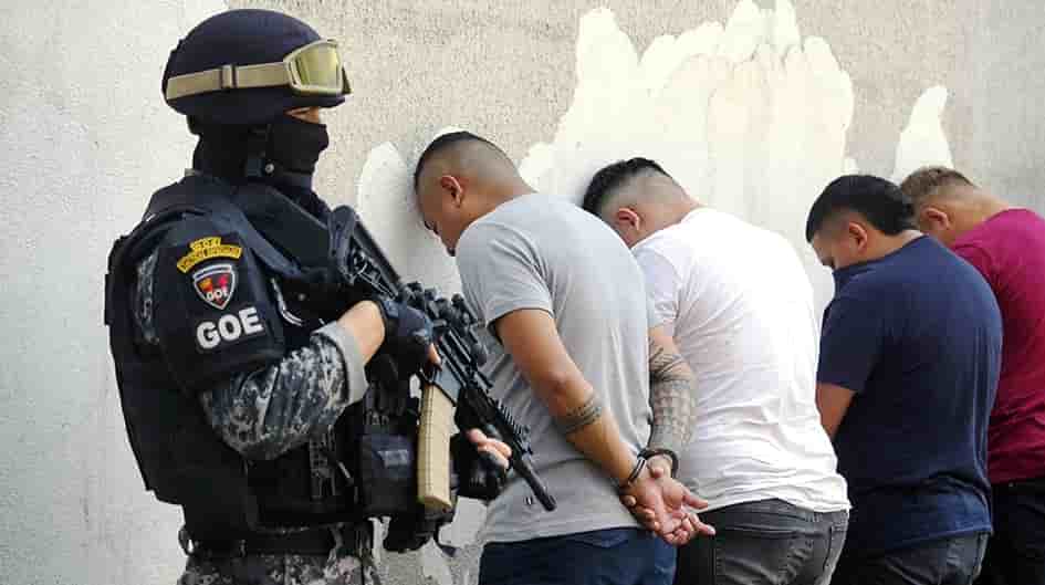En Équateur, les forces de police mènent la guerre au grand banditisme toujours plus présent dans la région.