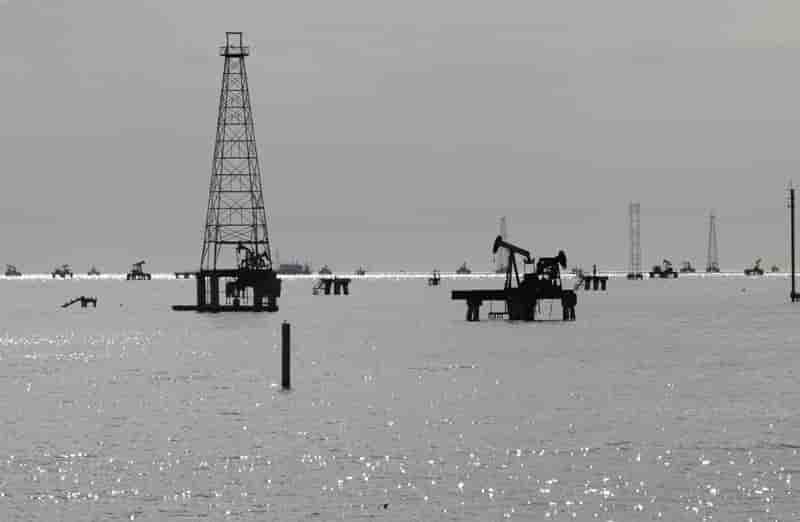 Les cours du petrole sont repartis a la baisse lundi