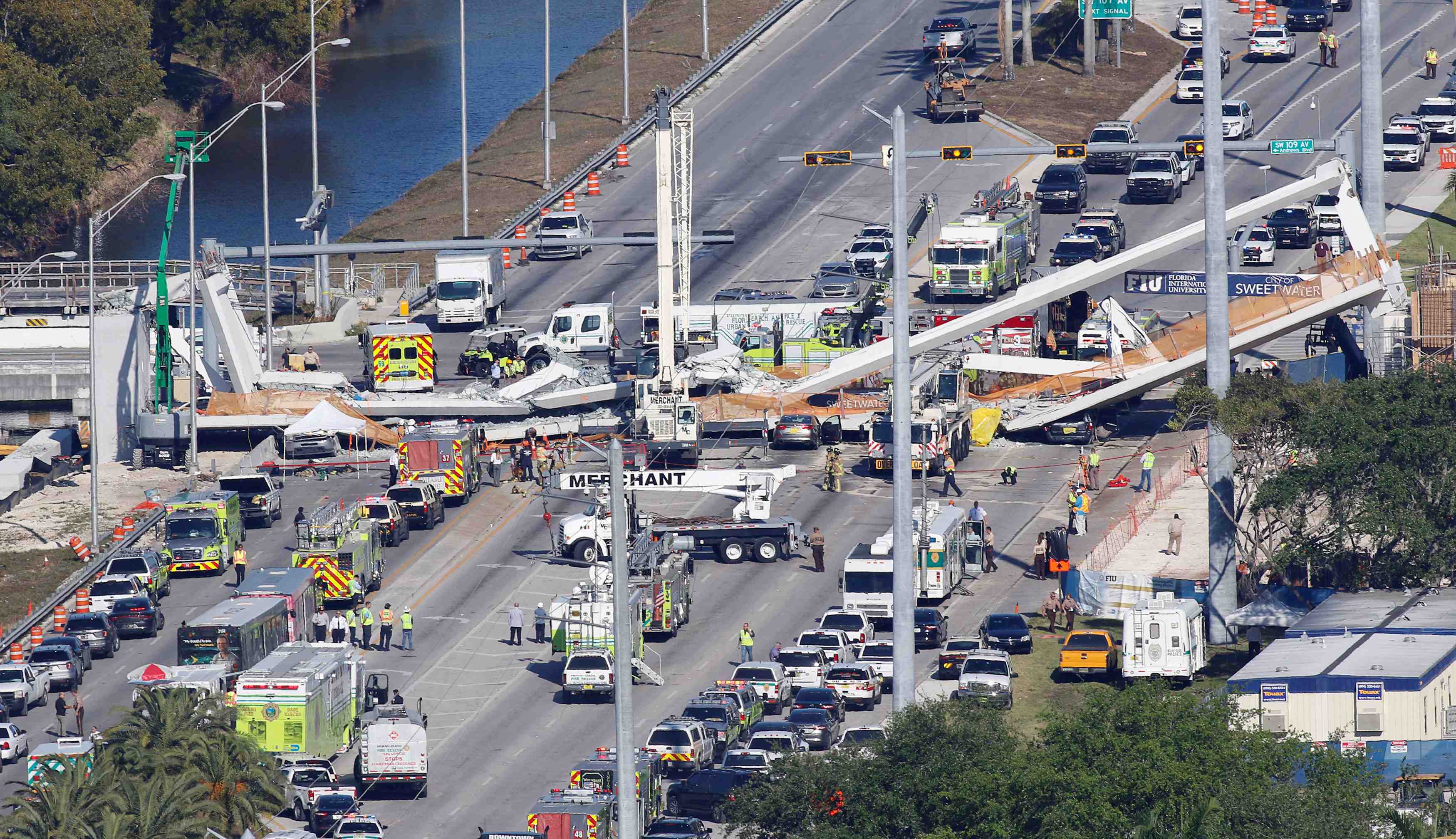 Effondrement d'un pont pietonnier en floride, quatre morts