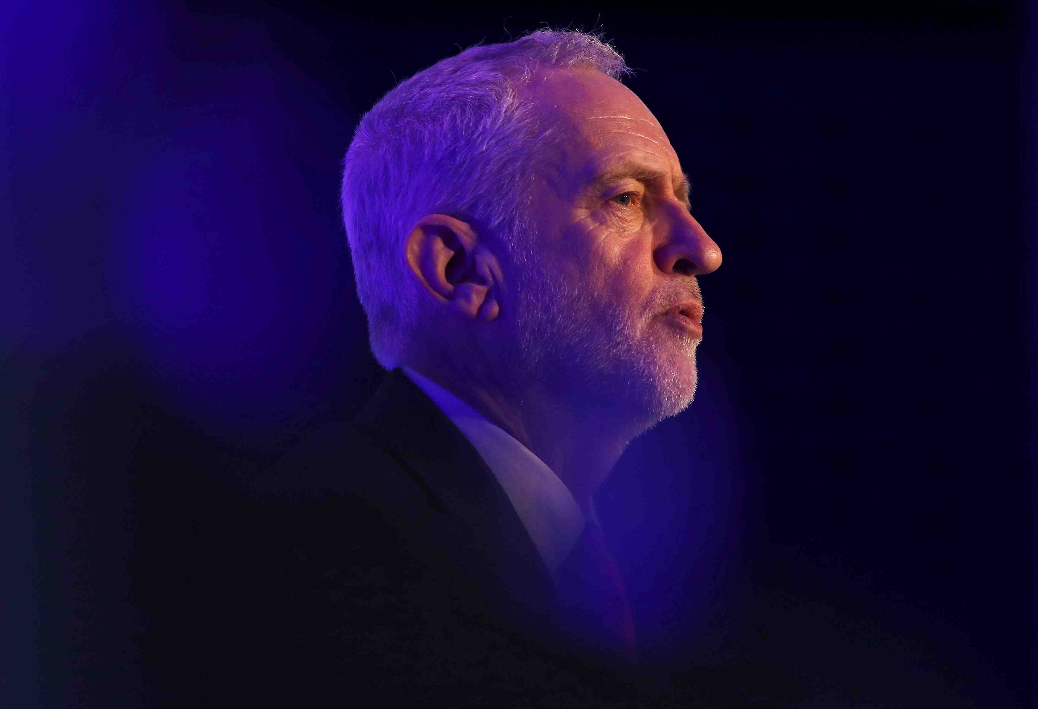 Grande-bretagne: le chef du labour jeremy corbyn sous le feu des critiques