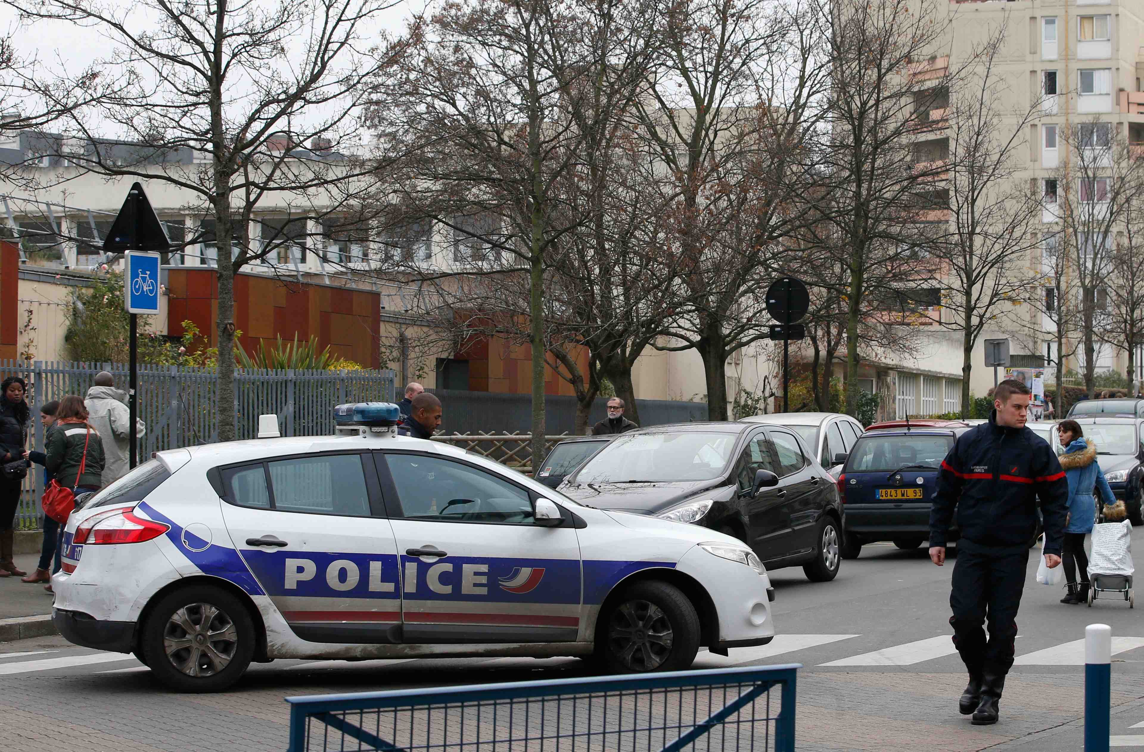 Des policiers dans les etablissements scolaires difficiles