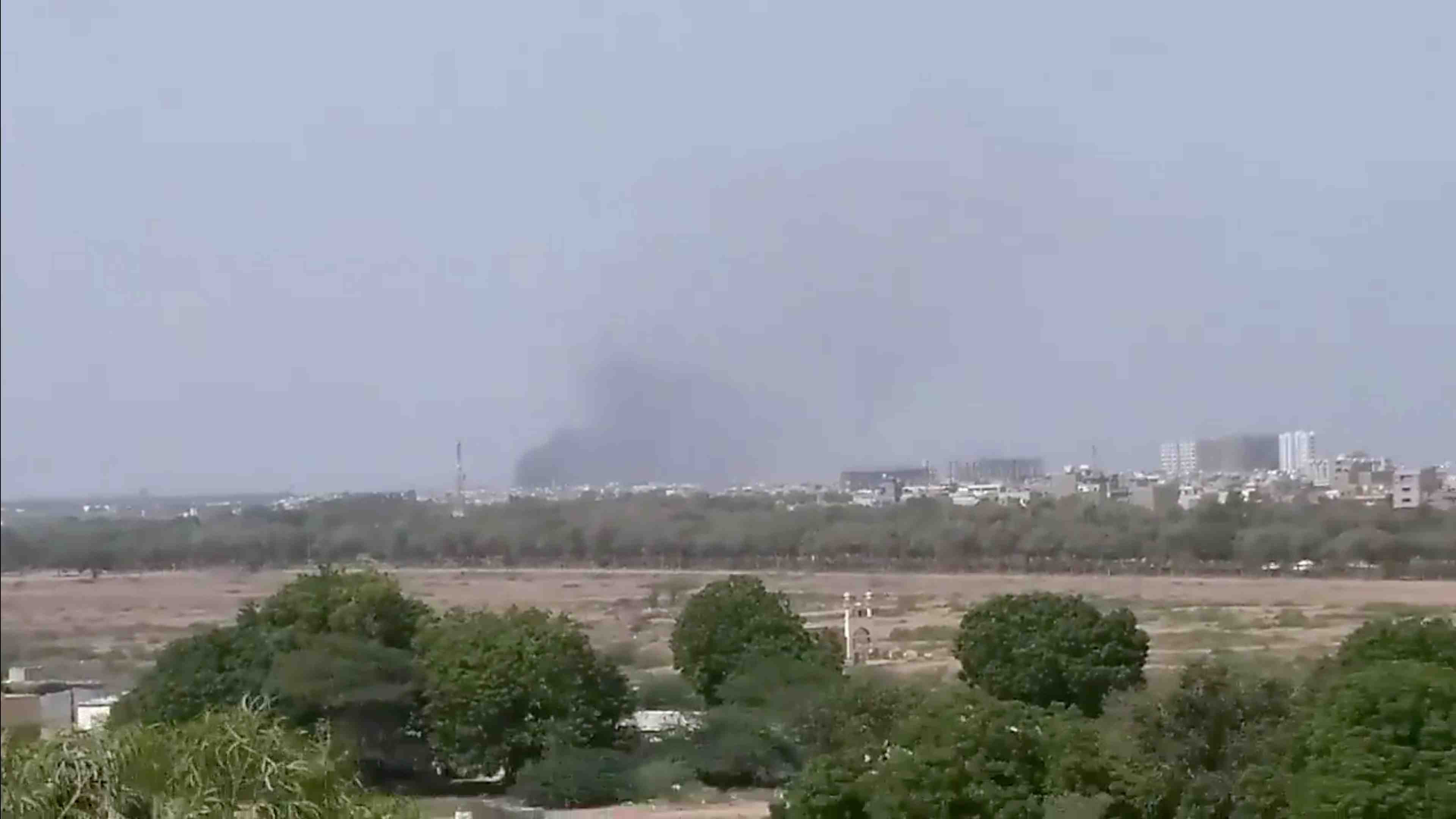 Un avion avec 107 personnes a bord s'ecrase sur un quartier de karachi