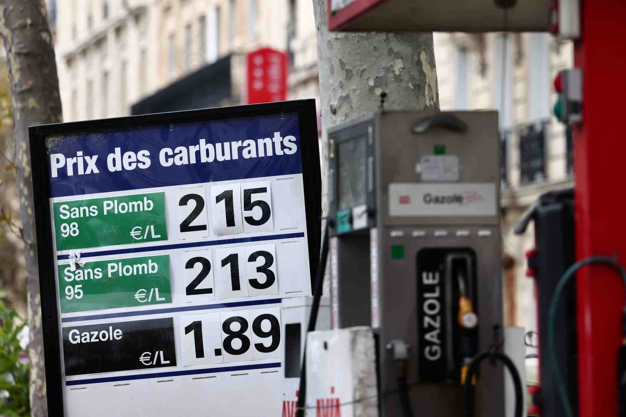 Face a l'inflation, castex appelle les entreprises a relever les salaires