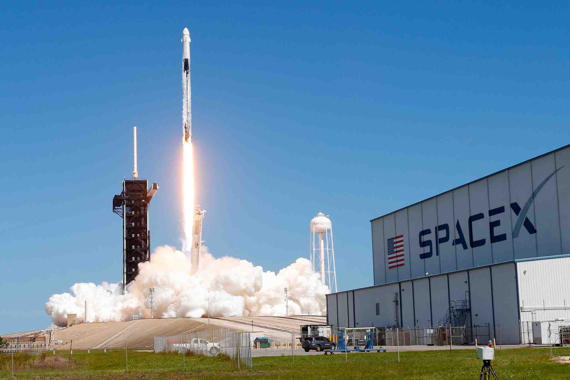 Une fusee de spacex decolle depuis le centre spatial kennedy de la nasa a cap canaveral, en floride (etats-unis)
