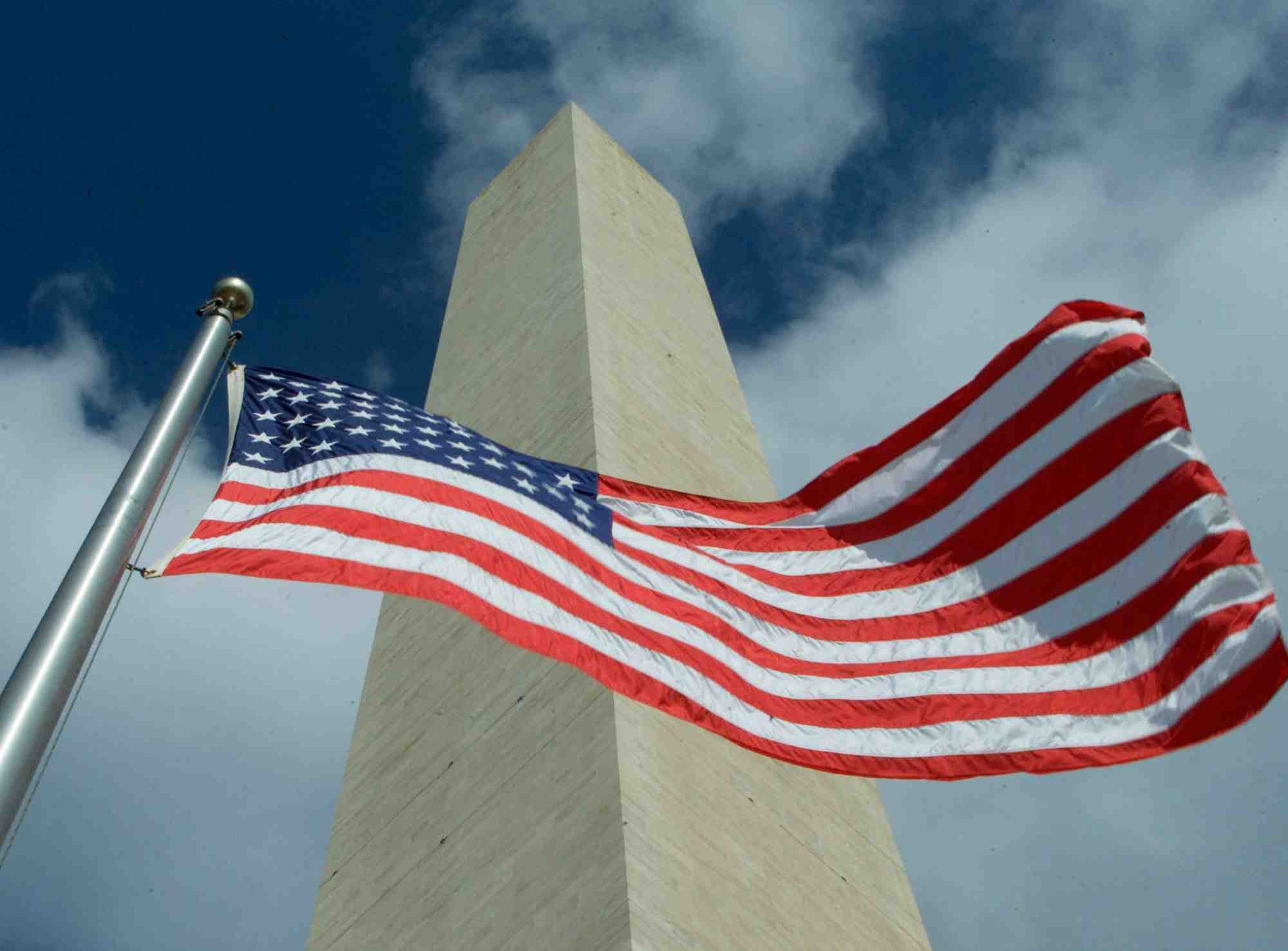 Le drapeau americain flottant devant le washington monument