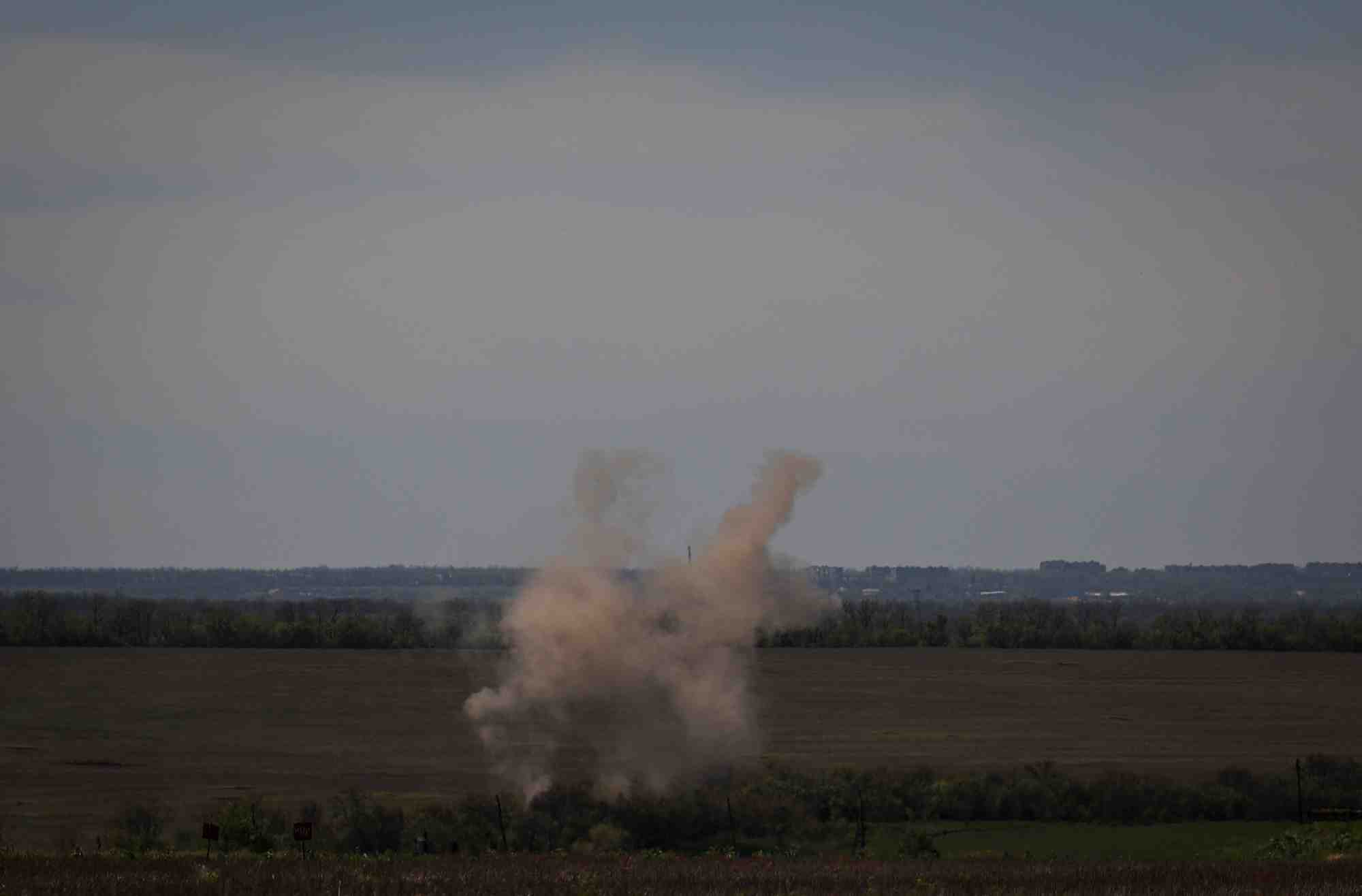 Une explosion lors d'un bombardement pres de la ville de bakhmut, en ukraine