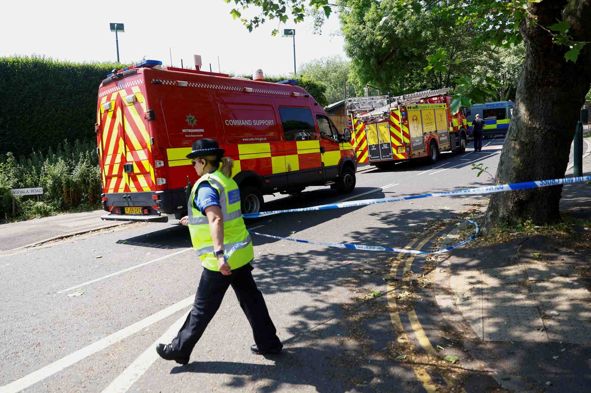 Une policiere sur le site d'une attaque meurtriere a nottingham