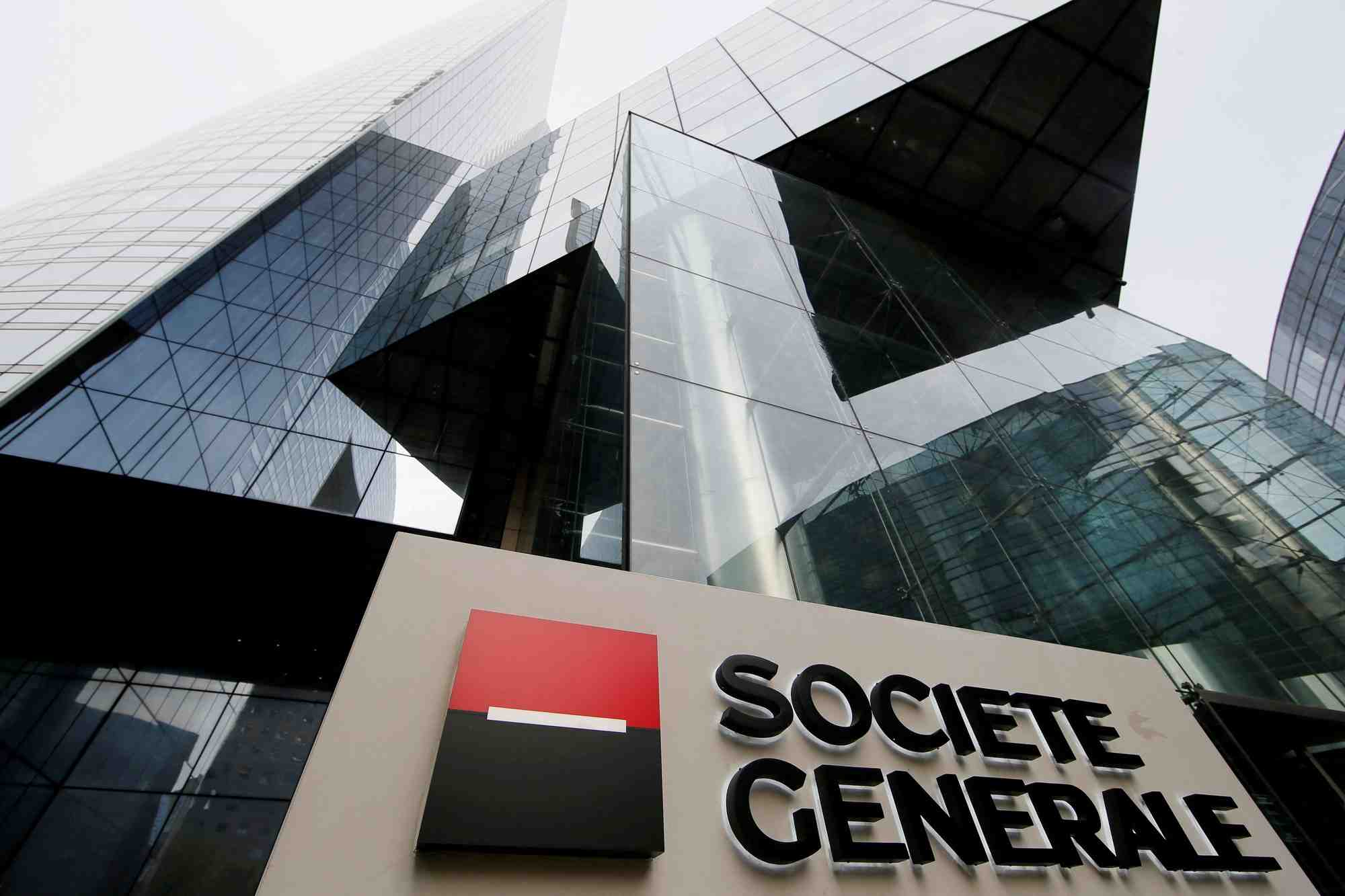 Photo d'archives: le logo de la banque francaise societe generale est visible devant le siege de la banque dans le quartier financier de la defense a courbevoie, pres de paris