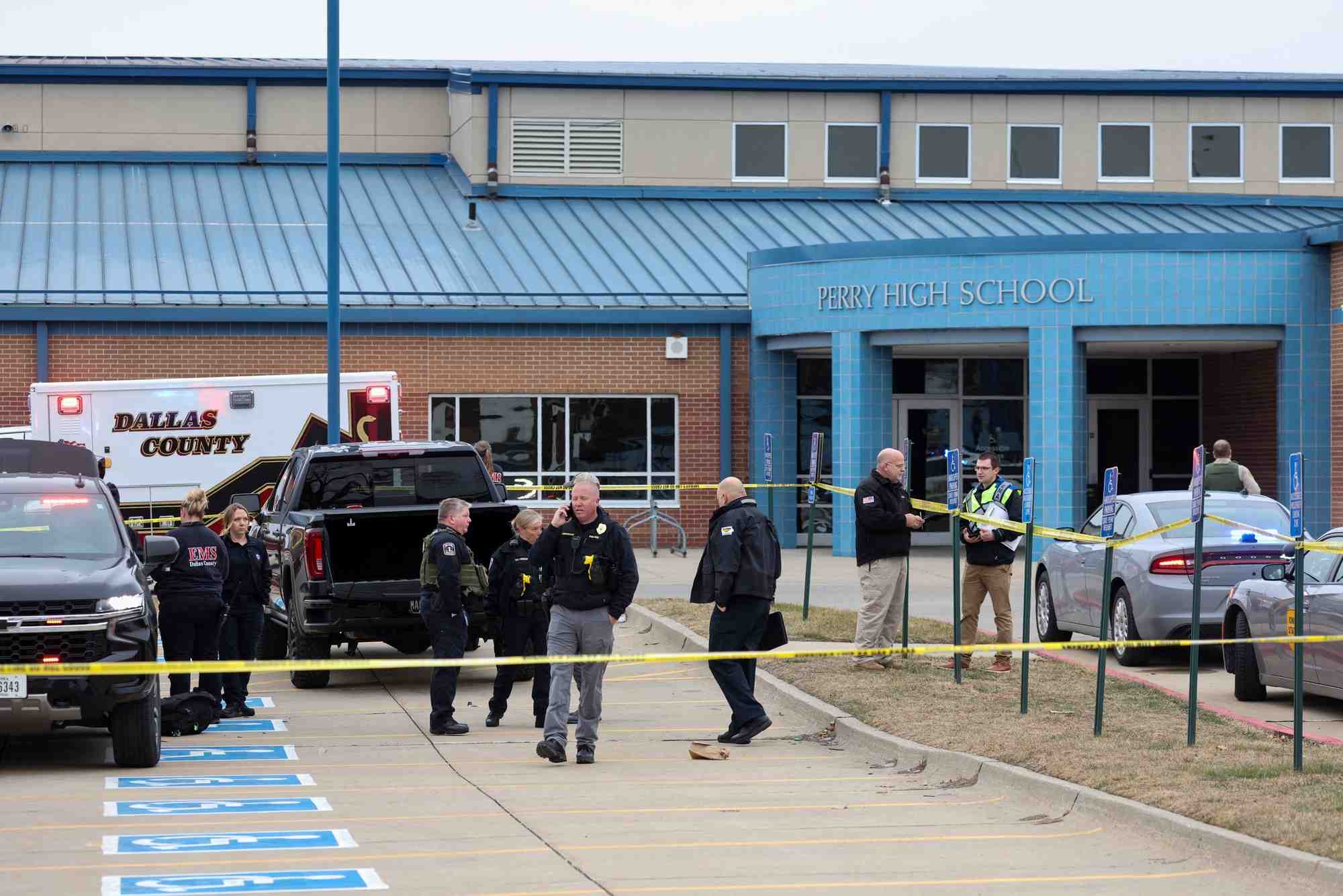 Photo des agents des forces de l'ordre qui travaillent sur les lieux d'une fusillade au lycee perry a perry, iowa