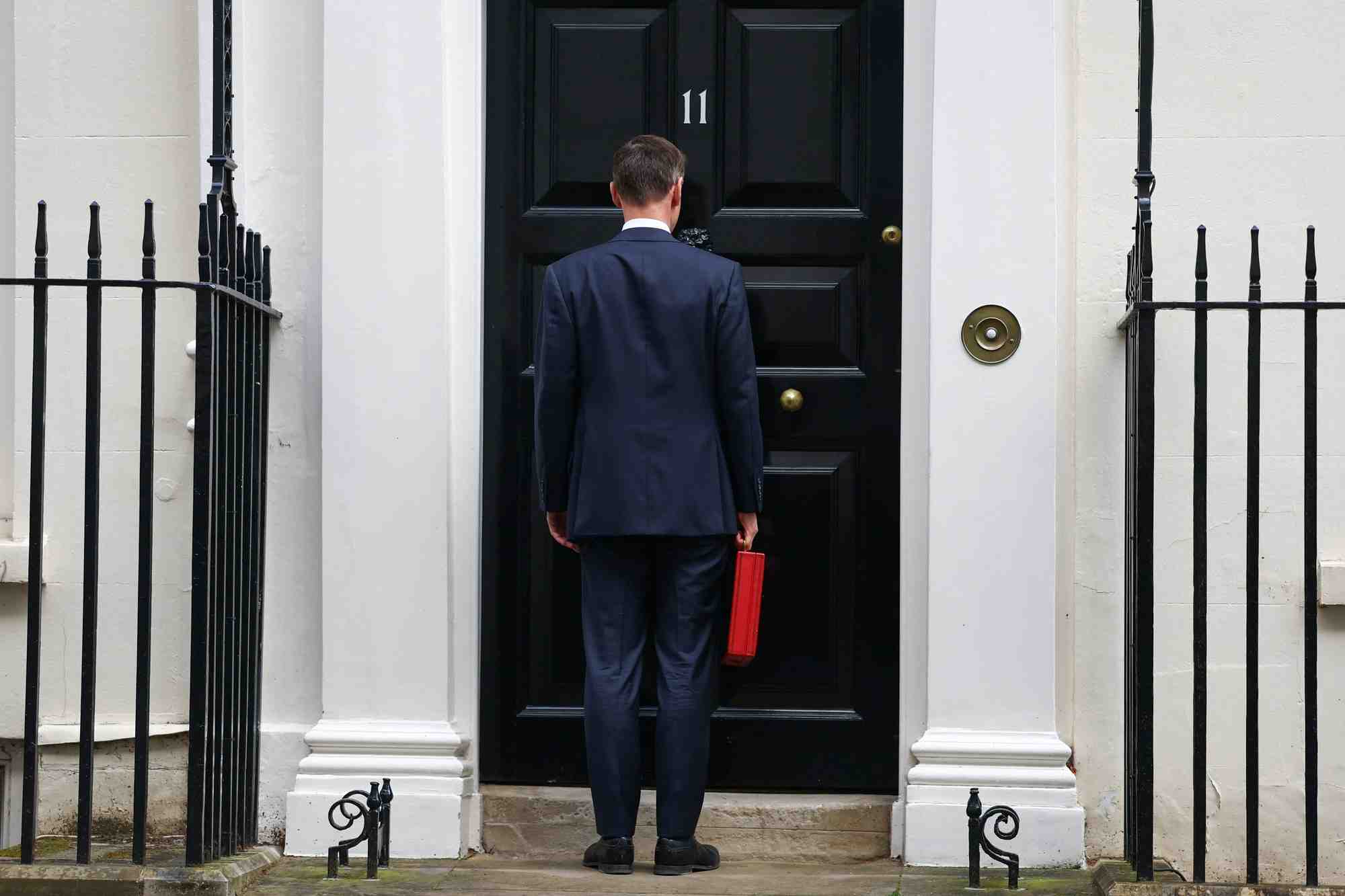 Le ministre des finances britannique jeremy hunt, devant son bureau a londres
