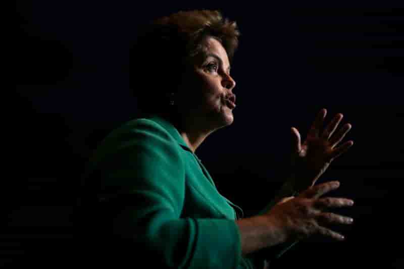 Dilma Rousseff et Aecio Neves au coude à coude dans les sondages